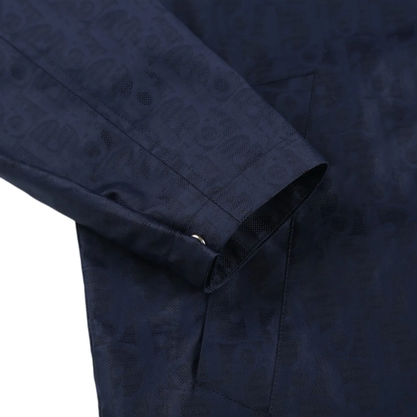 🅿️520 [Original quality] CD full-frame jacquard lapel jacket (blue) The fabric is made of 100% nylon fabric. The ultra-fine denier yarn is made through precision weaving technology to achieve a fabric density of 580 needles/square inch, which is lightweight while building a strong frame. The microporous structure is breathable and water-repellent, greatly improving the performance of the finished product in multiple occasions. Advanced laser jacquard technology is used to form a concave and convex texture on the surface of the fabric, with a strong three-dimensional effect and a more obvious 3D effect. The pattern is clear and delicate, and the color is full and even. Size:46/48/50/52