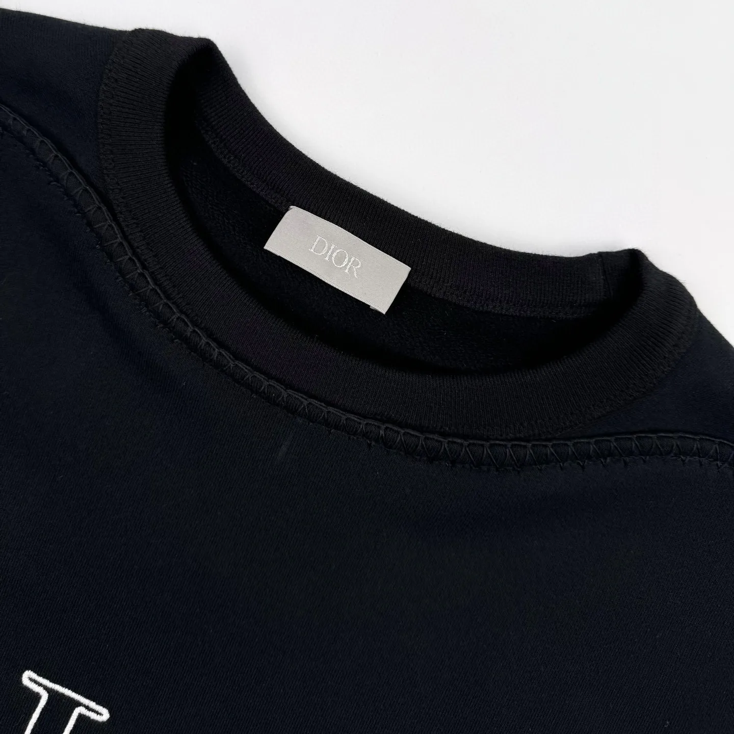 🅿️390 [Exclusive supply] CD Full of luxury, imported machine embroidery technology is used. Advanced computer control systems and precision mechanical components are used to realize Dior Stone ISland embroidery operations with high precision. The lines are smooth and delicate, and the herringbone machine is a traditional and exquisite embroidery technology. Through delicate stitches, flexible patterns and textures like swimming dragons are outlined on the fabric. Full layering, valley wave tissue technology. By adjusting the knitting method of the front and rear continuous needle beds, the horizontal convex effect is formed on the surface of the knitted fabric. It has a full three-dimensional feel, and the fabrics have been washed, giving it a better hand feel and texture. It is not easy to deform, shrink or fade, and maintains long-term beauty. Size:S-M-L-XL