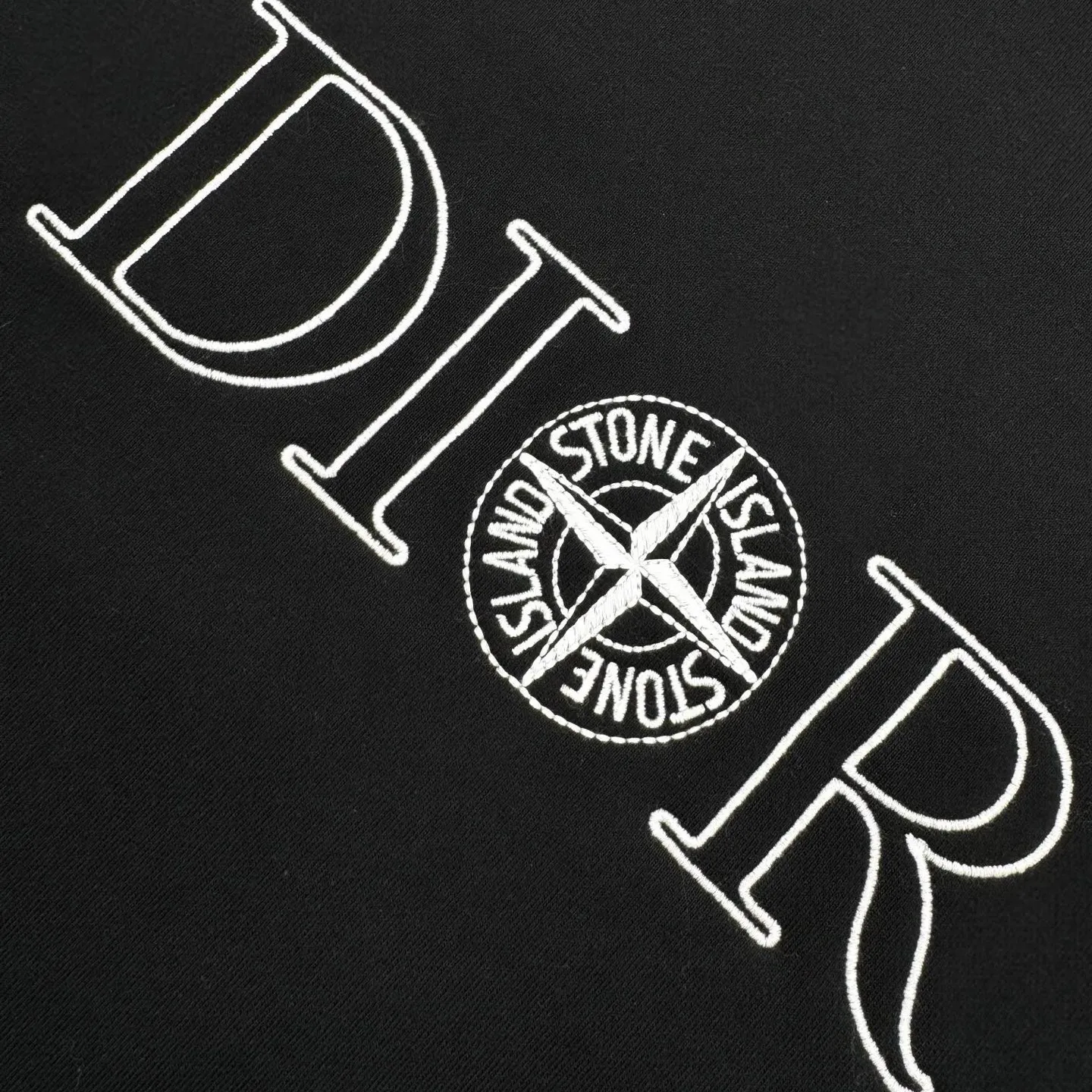 🅿️390 [Exclusive supply] CD Full of luxury, imported machine embroidery technology is used. Advanced computer control systems and precision mechanical components are used to realize Dior Stone ISland embroidery operations with high precision. The lines are smooth and delicate, and the herringbone machine is a traditional and exquisite embroidery technology. Through delicate stitches, flexible patterns and textures like swimming dragons are outlined on the fabric. Full layering, valley wave tissue technology. By adjusting the knitting method of the front and rear continuous needle beds, the horizontal convex effect is formed on the surface of the knitted fabric. It has a full three-dimensional feel, and the fabrics have been washed, giving it a better hand feel and texture. It is not easy to deform, shrink or fade, and maintains long-term beauty. Size:S-M-L-XL