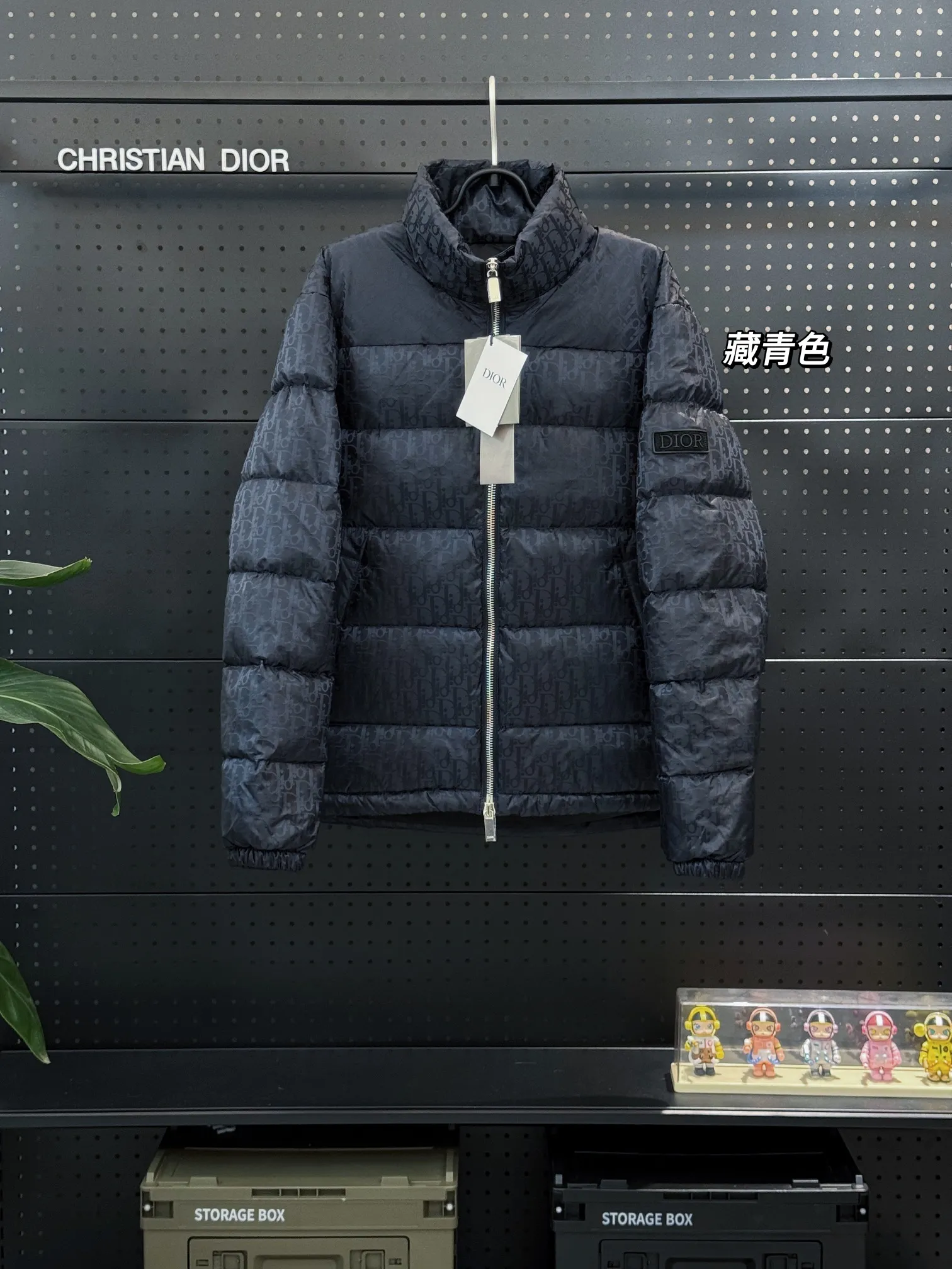 🅿️780 💎Navy Blue💎 Top quality, six colors available, new down jacket⬆️ Dior 23FW oblique dark pattern old flower stand collar down jacket, the same style at the counter, popular all the way🔥The old flower down jacket is here🤩～ This is a down jacket with ultra-complex craftsmanship. The custom-made fabric cycle takes up to 50 days. Based on the original fabric, laser jacquard makes the whole piece of clothing concave and convex, with a stronger three-dimensional effect and a more obvious 3D effect. ✨This fabric has a good hand feel, and the dark pattern presbyopia on the jacket is very low-key. The fabric shows a dark luster and has extremely high waterproof properties! The real texture is more perfect, custom-woven high-density satin nylon material and dark jacquard weave, simple and refreshing, thick and fluffy, super three-proof fabric, waterproof, stain-proof and dust-proof! ✨ Full-width jacquard LOGO, ultra-high-end luxury and style. The handsomeness and eye-catching index of the upper body are absolutely NO. 1. Fully custom-woven jacquard LOGO technology fabric, high-density polyester fiber. It is a new type of heat-insulating and light-weight fabric. It has a light texture, delicate and soft warmth and breathability. Especially the LOGO jacquard produces different light and dark interweaving under different lights! Full of hidden flower logos, low-key with a touch of expensiveness, the overall shape is not too bloated, windproof and waterproof, it can be called a haven in winter 😍 Simple but not simple, wear it with a wrap in autumn and winter. ✨The interior is filled with 90-fill white goose down, (90% white goose down ➕10% white goose feather) This type of down is full of fluffiness, better thermal insulation, and has no down stalks! Hooded and windproof design, comfortable and warm! The white goose down filled inside is a strong guarantee of warmth and cold resistance. As for the so-called odor gas of down, it is completely worry-free. The upper body is light and full. The down filling is sufficiently balanced to obtain uniform warmth! The upper body is eye-catching. ✨The hardware of the whole garment is made of original 1V1 customized tungsten material. Leather label design, hot melt technology, one-time molding. Size: S-3Xl (44-54 yards) couple style. Available in six colors: light gray/light blue/navy blue/dark gray/black/dark blue