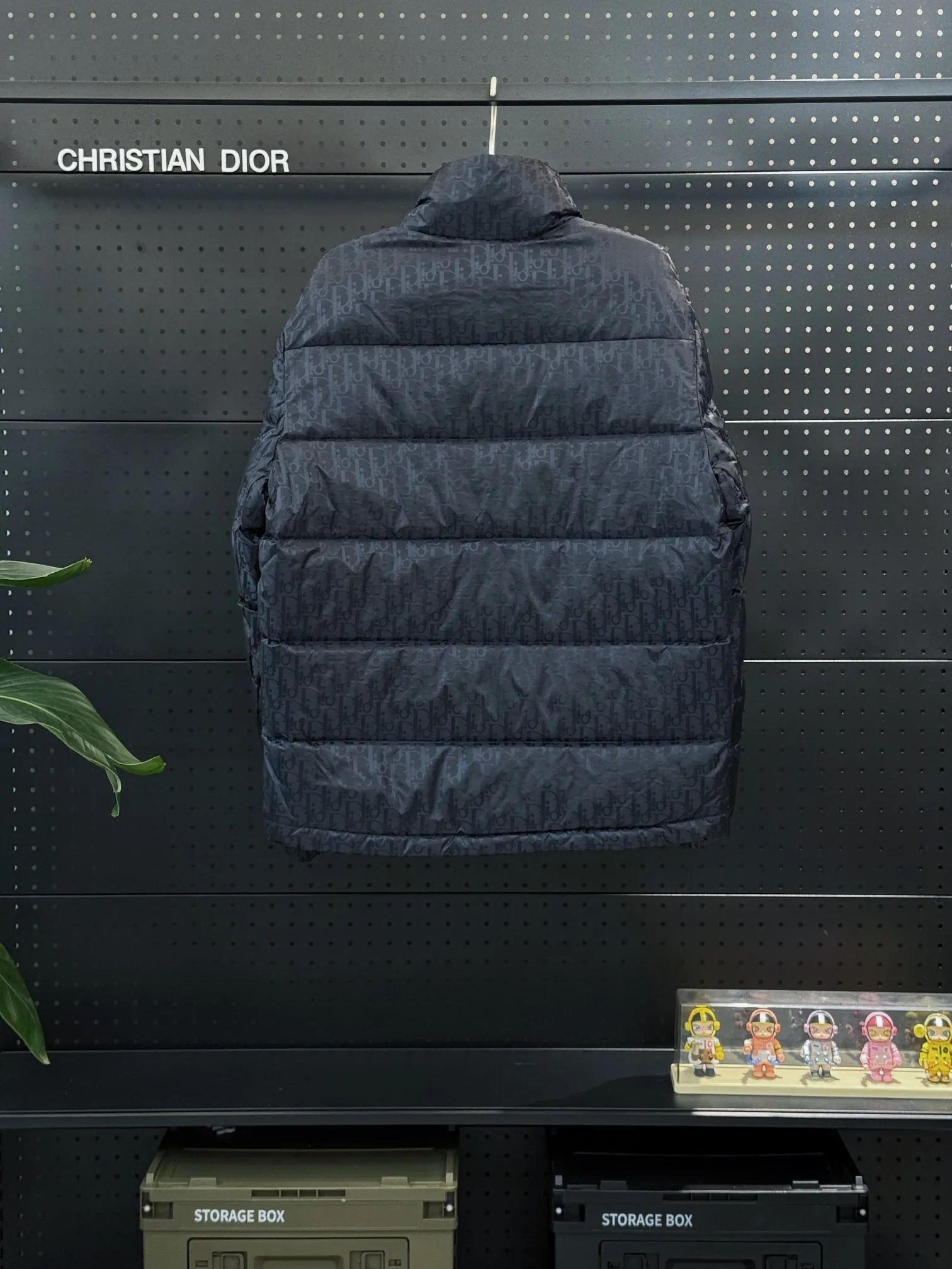 🅿️780 💎Navy Blue💎 Top quality, six colors available, new down jacket⬆️ Dior 23FW oblique dark pattern old flower stand collar down jacket, the same style at the counter, popular all the way🔥The old flower down jacket is here🤩～ This is a down jacket with ultra-complex craftsmanship. The custom-made fabric cycle takes up to 50 days. Based on the original fabric, laser jacquard makes the whole piece of clothing concave and convex, with a stronger three-dimensional effect and a more obvious 3D effect. ✨This fabric has a good hand feel, and the dark pattern presbyopia on the jacket is very low-key. The fabric shows a dark luster and has extremely high waterproof properties! The real texture is more perfect, custom-woven high-density satin nylon material and dark jacquard weave, simple and refreshing, thick and fluffy, super three-proof fabric, waterproof, stain-proof and dust-proof! ✨ Full-width jacquard LOGO, ultra-high-end luxury and style. The handsomeness and eye-catching index of the upper body are absolutely NO. 1. Fully custom-woven jacquard LOGO technology fabric, high-density polyester fiber. It is a new type of heat-insulating and light-weight fabric. It has a light texture, delicate and soft warmth and breathability. Especially the LOGO jacquard produces different light and dark interweaving under different lights! Full of hidden flower logos, low-key with a touch of expensiveness, the overall shape is not too bloated, windproof and waterproof, it can be called a haven in winter 😍 Simple but not simple, wear it with a wrap in autumn and winter. ✨The interior is filled with 90-fill white goose down, (90% white goose down ➕10% white goose feather) This type of down is full of fluffiness, better thermal insulation, and has no down stalks! Hooded and windproof design, comfortable and warm! The white goose down filled inside is a strong guarantee of warmth and cold resistance. As for the so-called odor gas of down, it is completely worry-free. The upper body is light and full. The down filling is sufficiently balanced to obtain uniform warmth! The upper body is eye-catching. ✨The hardware of the whole garment is made of original 1V1 customized tungsten material. Leather label design, hot melt technology, one-time molding. Size: S-3Xl (44-54 yards) couple style. Available in six colors: light gray/light blue/navy blue/dark gray/black/dark blue