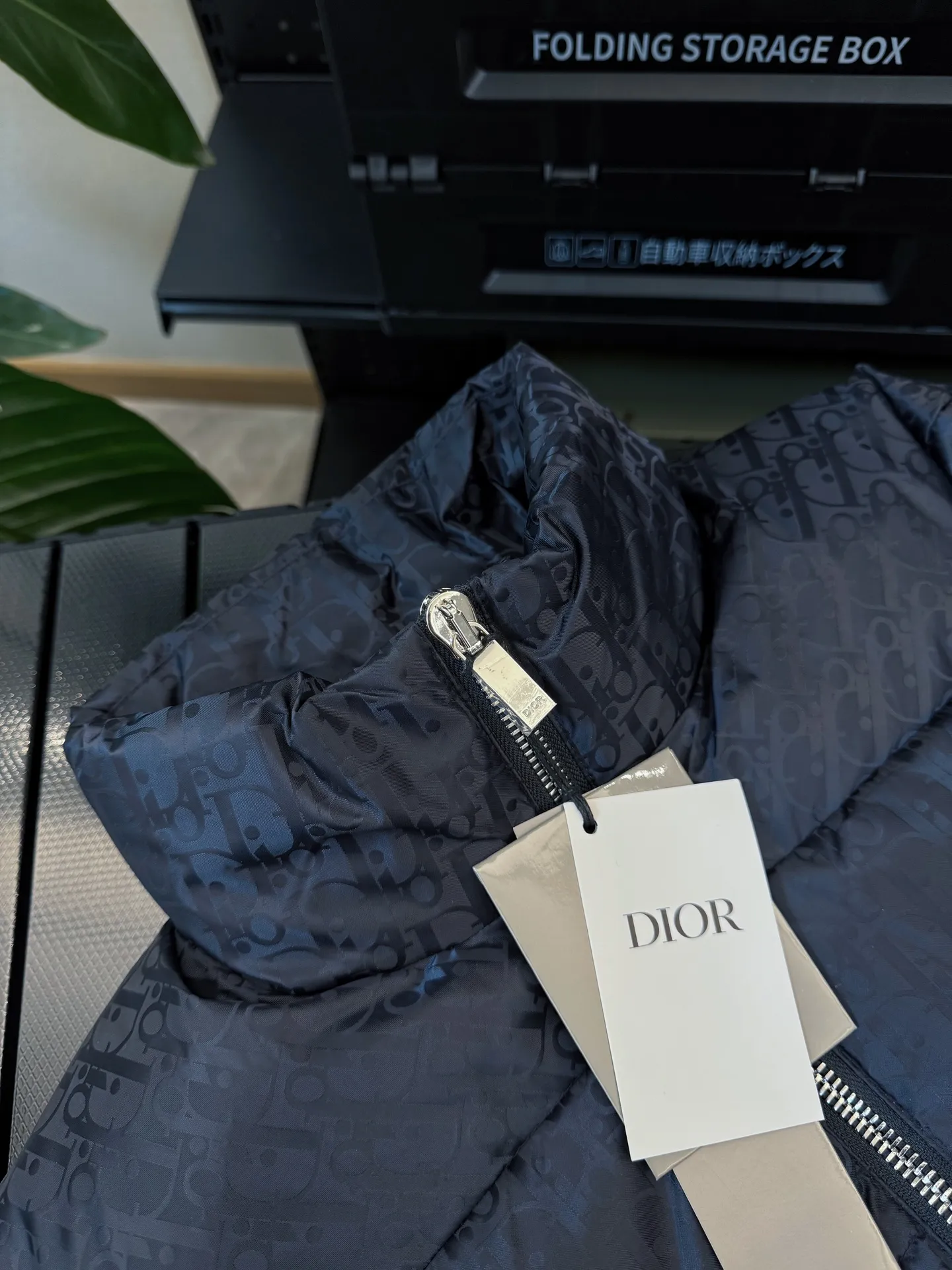 🅿️780 💎Navy Blue💎 Top quality, six colors available, new down jacket⬆️ Dior 23FW oblique dark pattern old flower stand collar down jacket, the same style at the counter, popular all the way🔥The old flower down jacket is here🤩～ This is a down jacket with ultra-complex craftsmanship. The custom-made fabric cycle takes up to 50 days. Based on the original fabric, laser jacquard makes the whole piece of clothing concave and convex, with a stronger three-dimensional effect and a more obvious 3D effect. ✨This fabric has a good hand feel, and the dark pattern presbyopia on the jacket is very low-key. The fabric shows a dark luster and has extremely high waterproof properties! The real texture is more perfect, custom-woven high-density satin nylon material and dark jacquard weave, simple and refreshing, thick and fluffy, super three-proof fabric, waterproof, stain-proof and dust-proof! ✨ Full-width jacquard LOGO, ultra-high-end luxury and style. The handsomeness and eye-catching index of the upper body are absolutely NO. 1. Fully custom-woven jacquard LOGO technology fabric, high-density polyester fiber. It is a new type of heat-insulating and light-weight fabric. It has a light texture, delicate and soft warmth and breathability. Especially the LOGO jacquard produces different light and dark interweaving under different lights! Full of hidden flower logos, low-key with a touch of expensiveness, the overall shape is not too bloated, windproof and waterproof, it can be called a haven in winter 😍 Simple but not simple, wear it with a wrap in autumn and winter. ✨The interior is filled with 90-fill white goose down, (90% white goose down ➕10% white goose feather) This type of down is full of fluffiness, better thermal insulation, and has no down stalks! Hooded and windproof design, comfortable and warm! The white goose down filled inside is a strong guarantee of warmth and cold resistance. As for the so-called odor gas of down, it is completely worry-free. The upper body is light and full. The down filling is sufficiently balanced to obtain uniform warmth! The upper body is eye-catching. ✨The hardware of the whole garment is made of original 1V1 customized tungsten material. Leather label design, hot melt technology, one-time molding. Size: S-3Xl (44-54 yards) couple style. Available in six colors: light gray/light blue/navy blue/dark gray/black/dark blue
