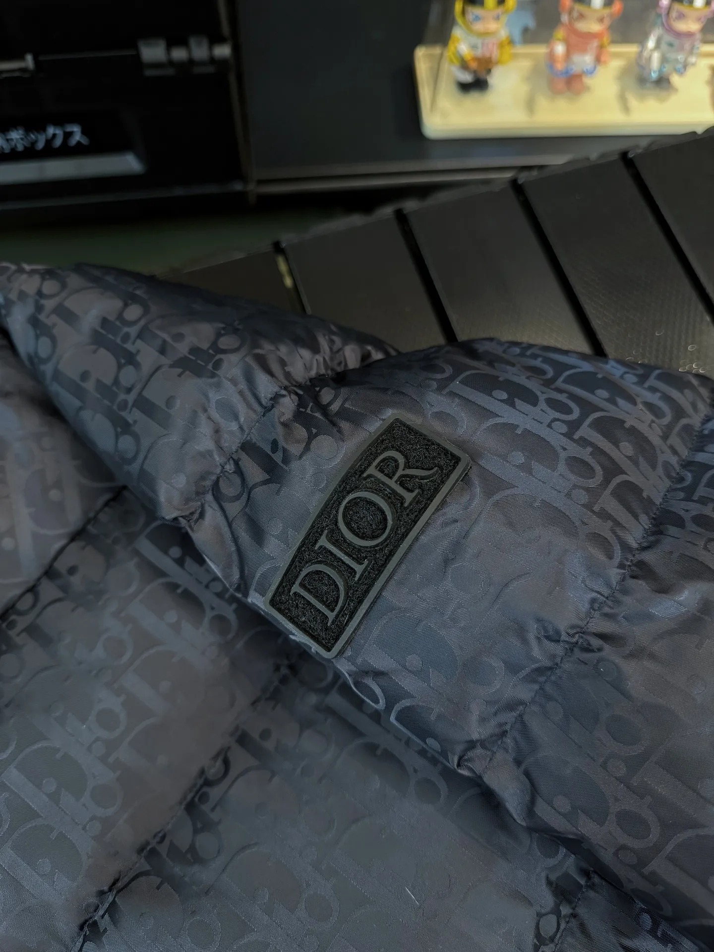 🅿️780 💎Navy Blue💎 Top quality, six colors available, new down jacket⬆️ Dior 23FW oblique dark pattern old flower stand collar down jacket, the same style at the counter, popular all the way🔥The old flower down jacket is here🤩～ This is a down jacket with ultra-complex craftsmanship. The custom-made fabric cycle takes up to 50 days. Based on the original fabric, laser jacquard makes the whole piece of clothing concave and convex, with a stronger three-dimensional effect and a more obvious 3D effect. ✨This fabric has a good hand feel, and the dark pattern presbyopia on the jacket is very low-key. The fabric shows a dark luster and has extremely high waterproof properties! The real texture is more perfect, custom-woven high-density satin nylon material and dark jacquard weave, simple and refreshing, thick and fluffy, super three-proof fabric, waterproof, stain-proof and dust-proof! ✨ Full-width jacquard LOGO, ultra-high-end luxury and style. The handsomeness and eye-catching index of the upper body are absolutely NO. 1. Fully custom-woven jacquard LOGO technology fabric, high-density polyester fiber. It is a new type of heat-insulating and light-weight fabric. It has a light texture, delicate and soft warmth and breathability. Especially the LOGO jacquard produces different light and dark interweaving under different lights! Full of hidden flower logos, low-key with a touch of expensiveness, the overall shape is not too bloated, windproof and waterproof, it can be called a haven in winter 😍 Simple but not simple, wear it with a wrap in autumn and winter. ✨The interior is filled with 90-fill white goose down, (90% white goose down ➕10% white goose feather) This type of down is full of fluffiness, better thermal insulation, and has no down stalks! Hooded and windproof design, comfortable and warm! The white goose down filled inside is a strong guarantee of warmth and cold resistance. As for the so-called odor gas of down, it is completely worry-free. The upper body is light and full. The down filling is sufficiently balanced to obtain uniform warmth! The upper body is eye-catching. ✨The hardware of the whole garment is made of original 1V1 customized tungsten material. Leather label design, hot melt technology, one-time molding. Size: S-3Xl (44-54 yards) couple style. Available in six colors: light gray/light blue/navy blue/dark gray/black/dark blue