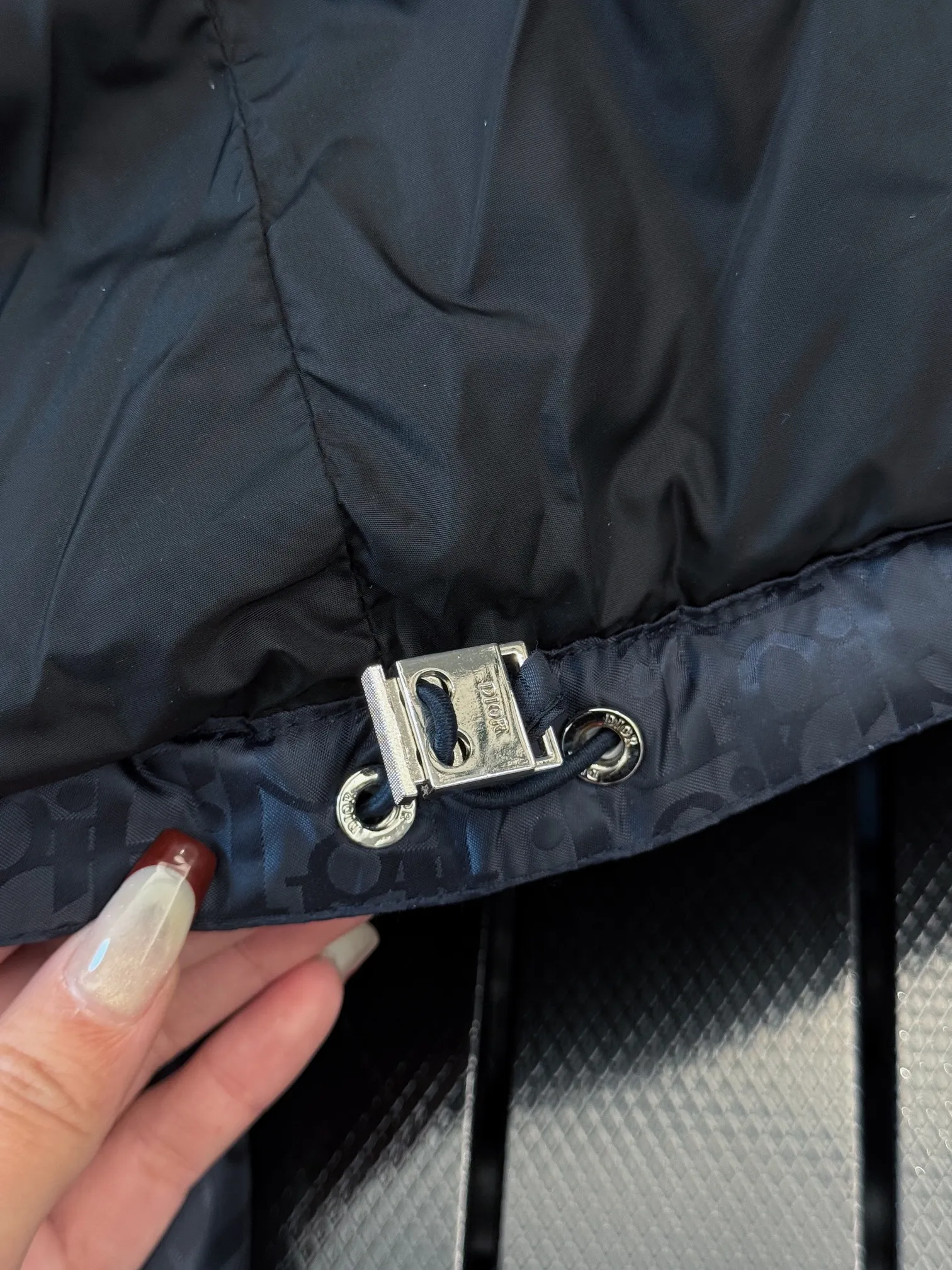 🅿️780 💎Navy Blue💎 Top quality, six colors available, new down jacket⬆️ Dior 23FW oblique dark pattern old flower stand collar down jacket, the same style at the counter, popular all the way🔥The old flower down jacket is here🤩～ This is a down jacket with ultra-complex craftsmanship. The custom-made fabric cycle takes up to 50 days. Based on the original fabric, laser jacquard makes the whole piece of clothing concave and convex, with a stronger three-dimensional effect and a more obvious 3D effect. ✨This fabric has a good hand feel, and the dark pattern presbyopia on the jacket is very low-key. The fabric shows a dark luster and has extremely high waterproof properties! The real texture is more perfect, custom-woven high-density satin nylon material and dark jacquard weave, simple and refreshing, thick and fluffy, super three-proof fabric, waterproof, stain-proof and dust-proof! ✨ Full-width jacquard LOGO, ultra-high-end luxury and style. The handsomeness and eye-catching index of the upper body are absolutely NO. 1. Fully custom-woven jacquard LOGO technology fabric, high-density polyester fiber. It is a new type of heat-insulating and light-weight fabric. It has a light texture, delicate and soft warmth and breathability. Especially the LOGO jacquard produces different light and dark interweaving under different lights! Full of hidden flower logos, low-key with a touch of expensiveness, the overall shape is not too bloated, windproof and waterproof, it can be called a haven in winter 😍 Simple but not simple, wear it with a wrap in autumn and winter. ✨The interior is filled with 90-fill white goose down, (90% white goose down ➕10% white goose feather) This type of down is full of fluffiness, better thermal insulation, and has no down stalks! Hooded and windproof design, comfortable and warm! The white goose down filled inside is a strong guarantee of warmth and cold resistance. As for the so-called odor gas of down, it is completely worry-free. The upper body is light and full. The down filling is sufficiently balanced to obtain uniform warmth! The upper body is eye-catching. ✨The hardware of the whole garment is made of original 1V1 customized tungsten material. Leather label design, hot melt technology, one-time molding. Size: S-3Xl (44-54 yards) couple style. Available in six colors: light gray/light blue/navy blue/dark gray/black/dark blue