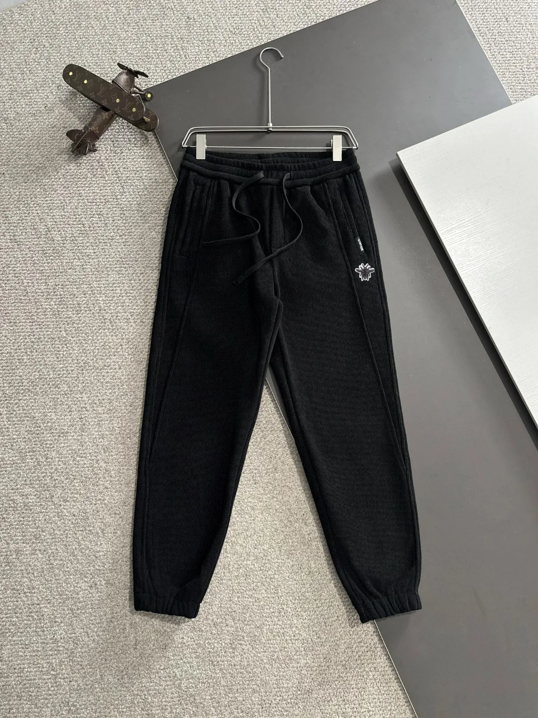 🅿️380 Next day shipping Dior 2025 new elastic band casual pants for early spring, plus velvet and thickening to keep warm. The custom-made fabrics at the counter are highly breathable and comfortable, with impeccable details and brand element design concepts, reflecting high quality. It feels delicate and soft! It presents a casual cut and the upper body shape is great! Size: M-4XL