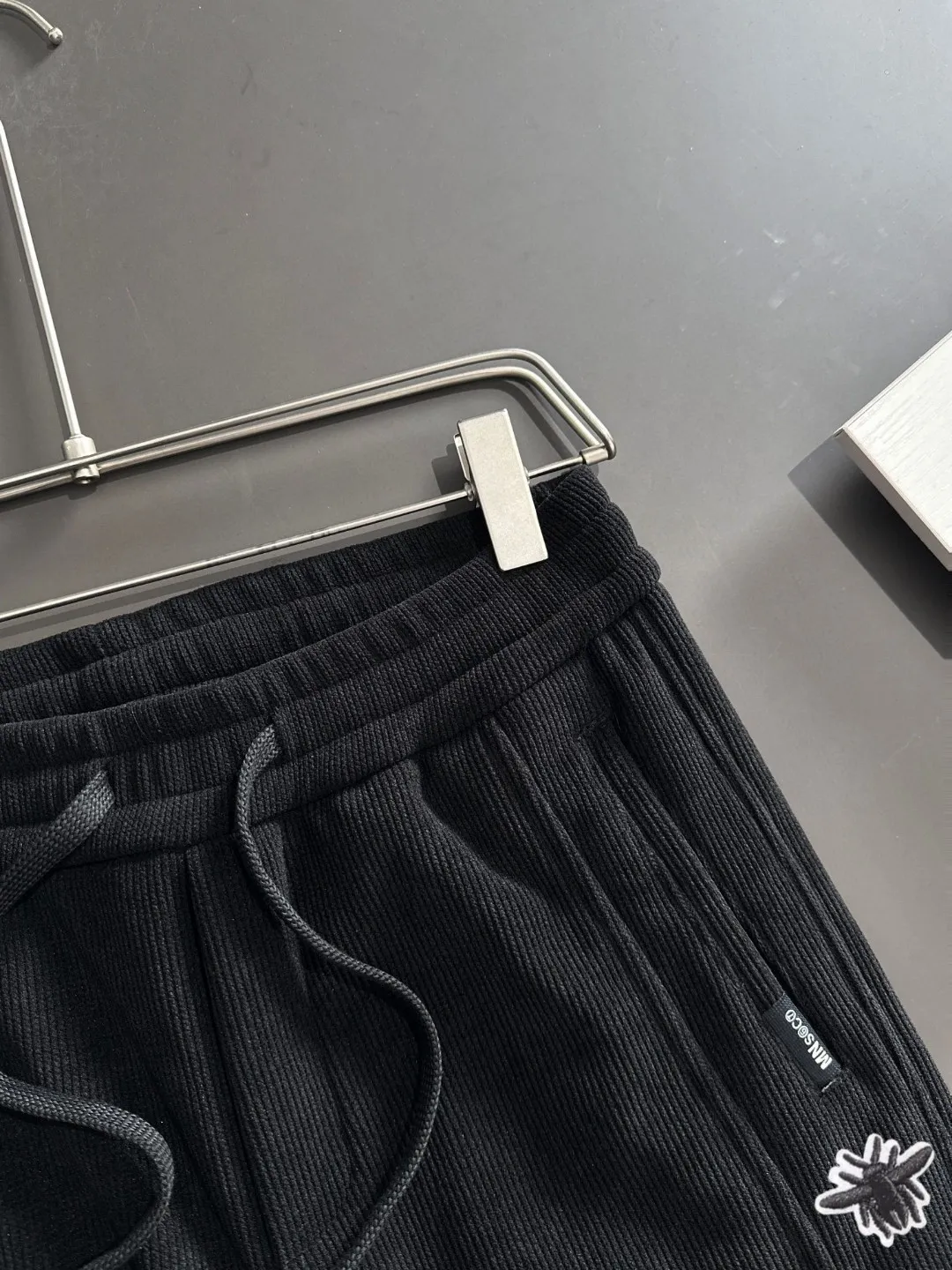 🅿️380 Next day shipping Dior 2025 new elastic band casual pants for early spring, plus velvet and thickening to keep warm. The custom-made fabrics at the counter are highly breathable and comfortable, with impeccable details and brand element design concepts, reflecting high quality. It feels delicate and soft! It presents a casual cut and the upper body shape is great! Size: M-4XL