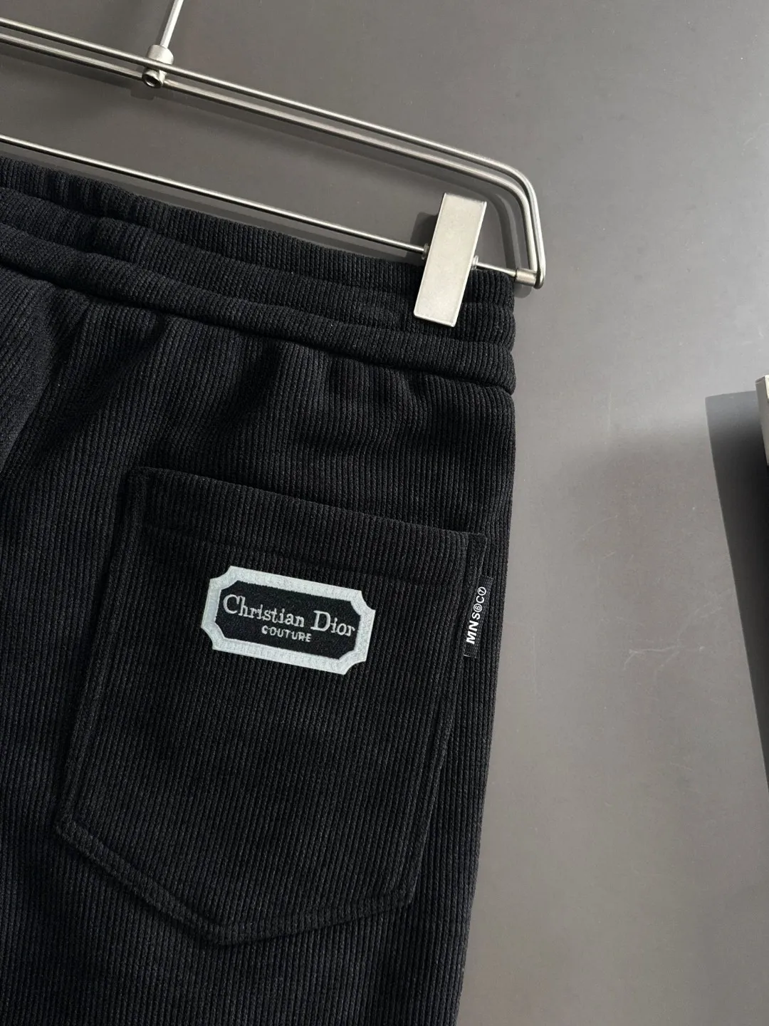 🅿️380 Next day shipping Dior 2025 new elastic band casual pants for early spring, plus velvet and thickening to keep warm. The custom-made fabrics at the counter are highly breathable and comfortable, with impeccable details and brand element design concepts, reflecting high quality. It feels delicate and soft! It presents a casual cut and the upper body shape is great! Size: M-4XL