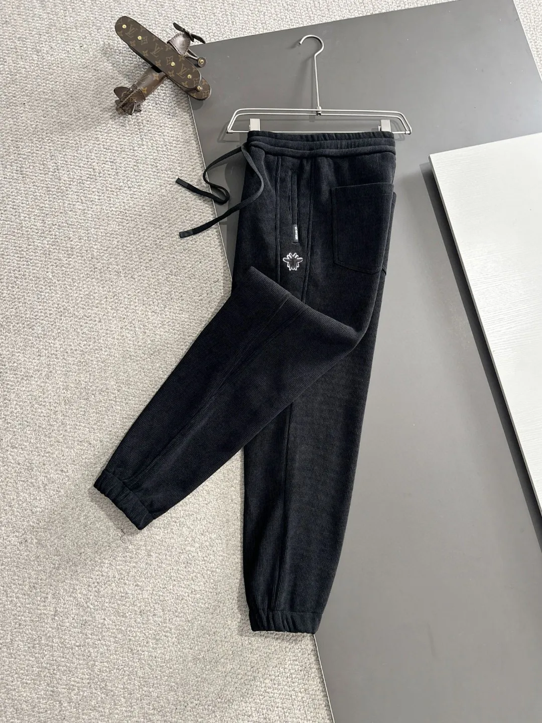 🅿️380 Next day shipping Dior 2025 new elastic band casual pants for early spring, plus velvet and thickening to keep warm. The custom-made fabrics at the counter are highly breathable and comfortable, with impeccable details and brand element design concepts, reflecting high quality. It feels delicate and soft! It presents a casual cut and the upper body shape is great! Size: M-4XL