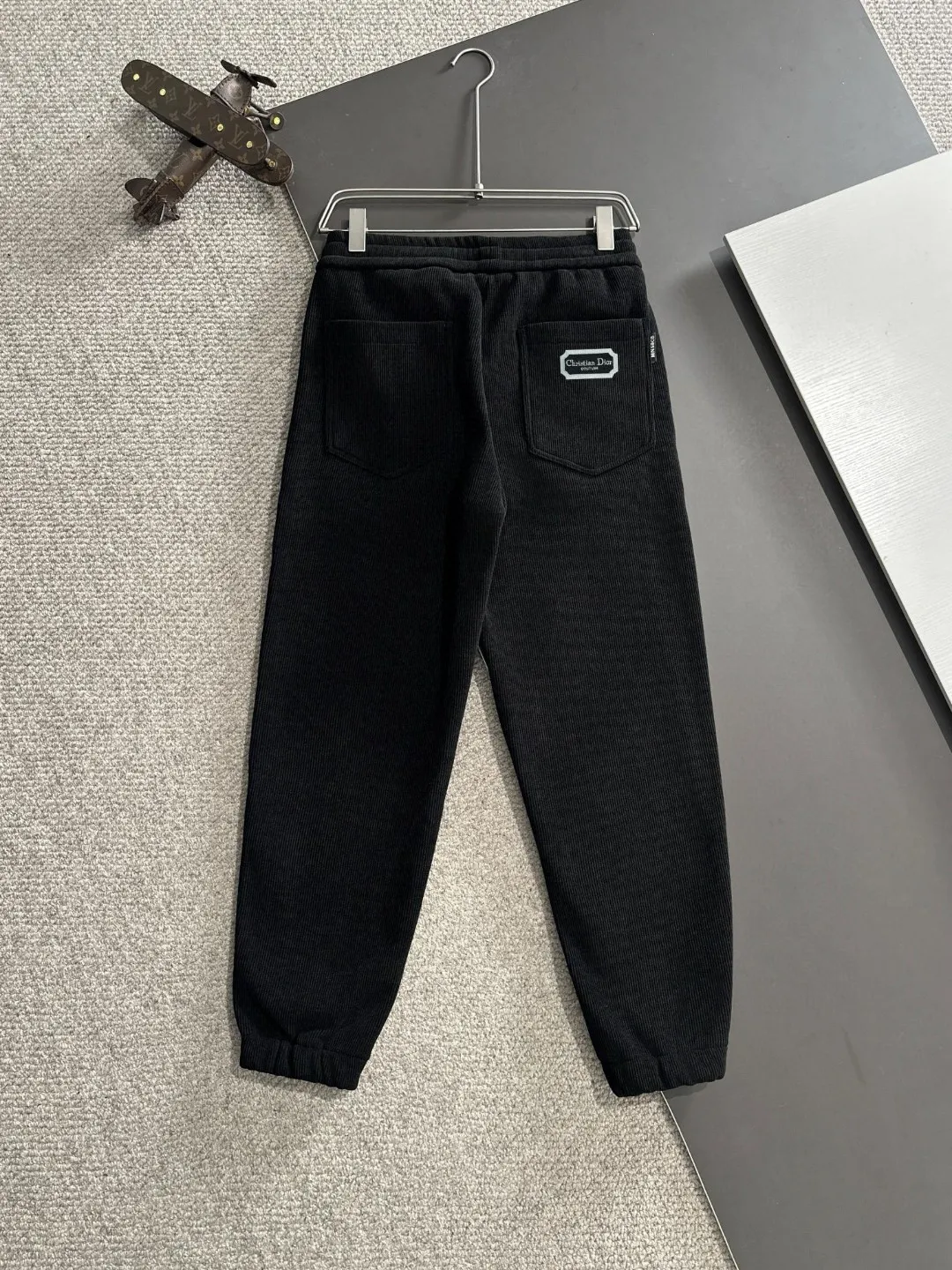 🅿️380 Next day shipping Dior 2025 new elastic band casual pants for early spring, plus velvet and thickening to keep warm. The custom-made fabrics at the counter are highly breathable and comfortable, with impeccable details and brand element design concepts, reflecting high quality. It feels delicate and soft! It presents a casual cut and the upper body shape is great! Size: M-4XL