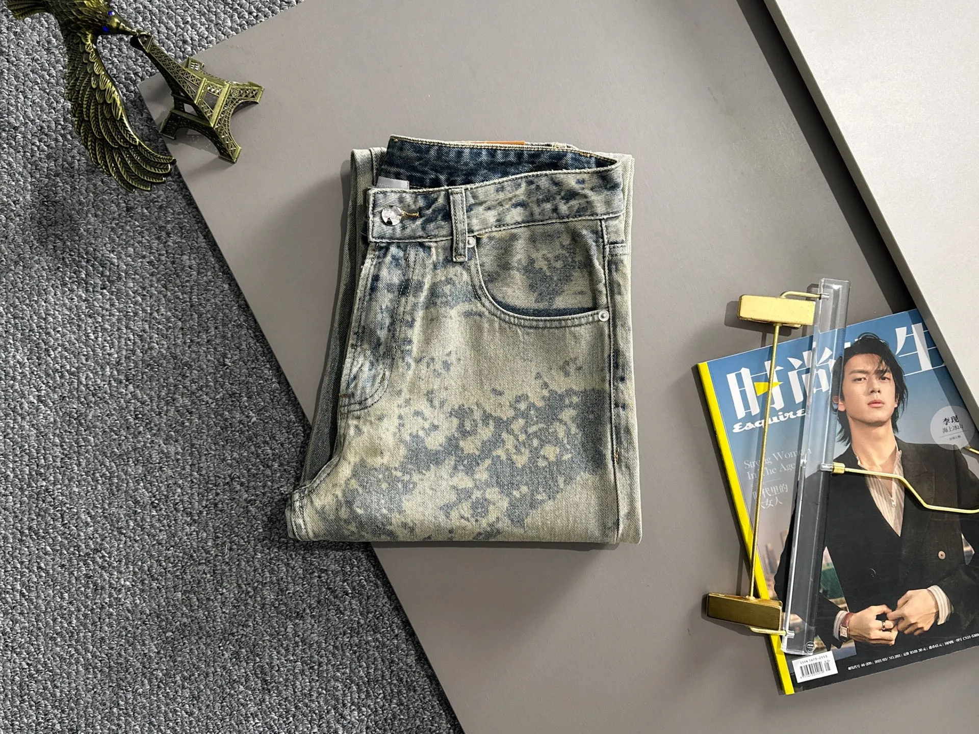 🅿️400 Dior 2025 summer loose wide-leg jeans and straight trousers, the trend in the trend! Many fashion bloggers control the upper body. The water is woven from imported Japanese Denim plain cotton denim fabric. It has three standards, is soft, delicate, comfortable and breathable. The color has a modern and fashionable vicissitudes. The upper body is versatile and fashionable! Light luxury, a must-have item for daily commuting! Code number: 28-40 (please state your height and weight when placing an order)