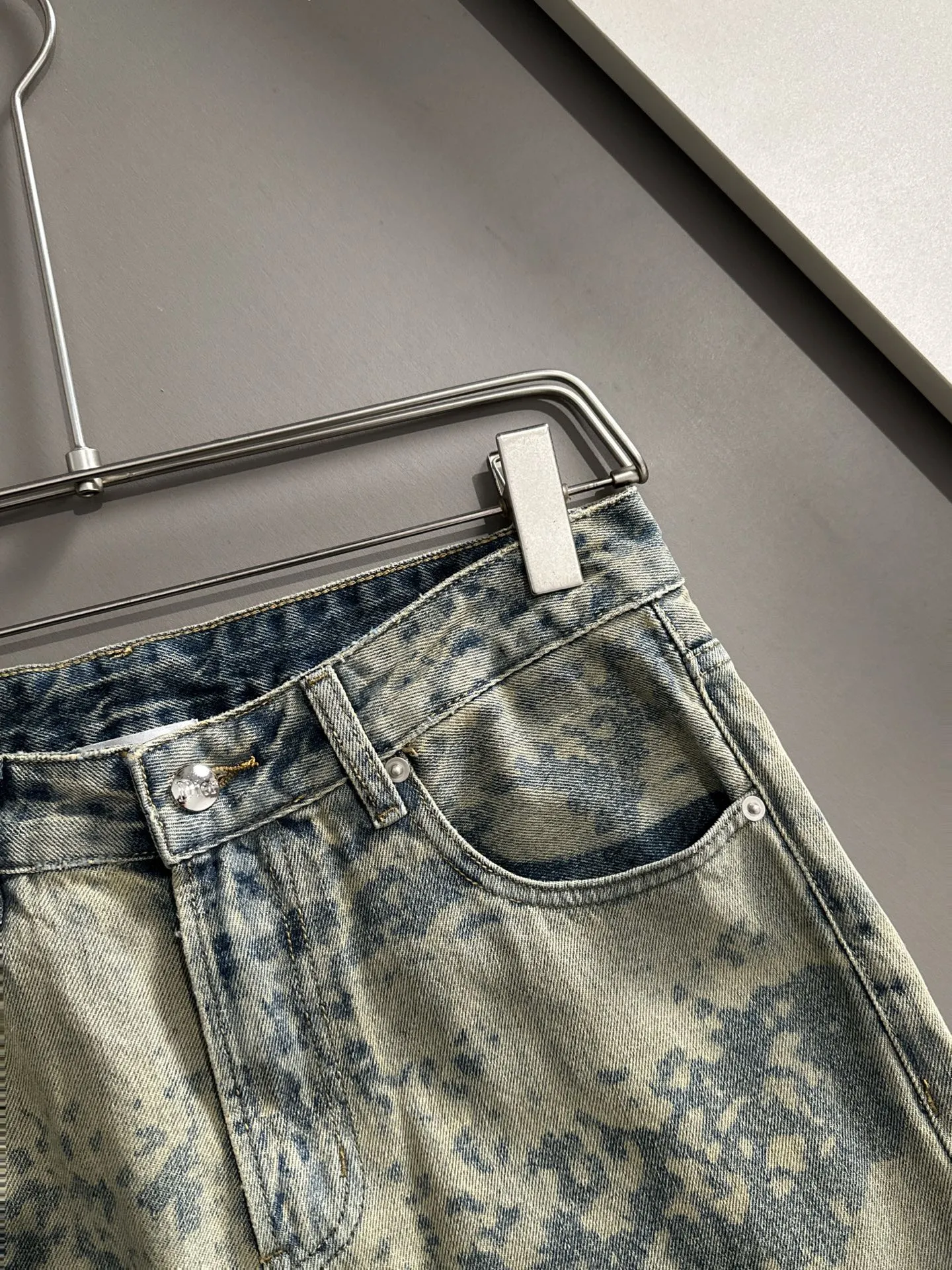 🅿️400 Dior 2025 summer loose wide-leg jeans and straight trousers, the trend in the trend! Many fashion bloggers control the upper body. The water is woven from imported Japanese Denim plain cotton denim fabric. It has three standards, is soft, delicate, comfortable and breathable. The color has a modern and fashionable vicissitudes. The upper body is versatile and fashionable! Light luxury, a must-have item for daily commuting! Code number: 28-40 (please state your height and weight when placing an order)