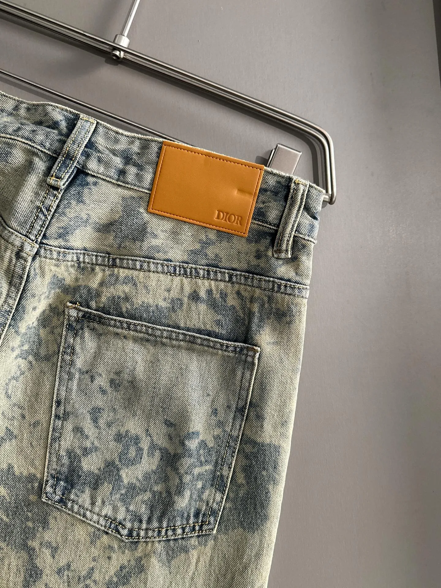 🅿️400 Dior 2025 summer loose wide-leg jeans and straight trousers, the trend in the trend! Many fashion bloggers control the upper body. The water is woven from imported Japanese Denim plain cotton denim fabric. It has three standards, is soft, delicate, comfortable and breathable. The color has a modern and fashionable vicissitudes. The upper body is versatile and fashionable! Light luxury, a must-have item for daily commuting! Code number: 28-40 (please state your height and weight when placing an order)