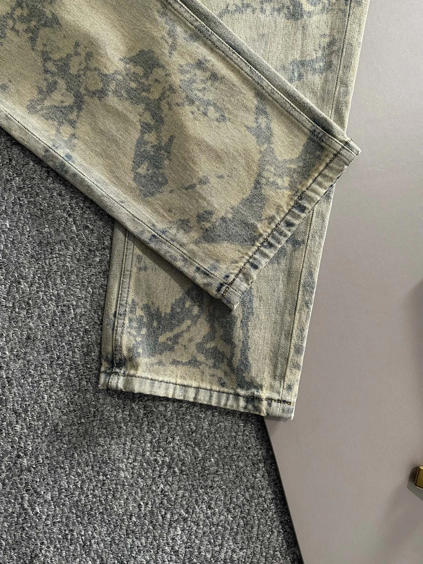 🅿️400 Dior 2025 summer loose wide-leg jeans and straight trousers, the trend in the trend! Many fashion bloggers control the upper body. The water is woven from imported Japanese Denim plain cotton denim fabric. It has three standards, is soft, delicate, comfortable and breathable. The color has a modern and fashionable vicissitudes. The upper body is versatile and fashionable! Light luxury, a must-have item for daily commuting! Code number: 28-40 (please state your height and weight when placing an order)