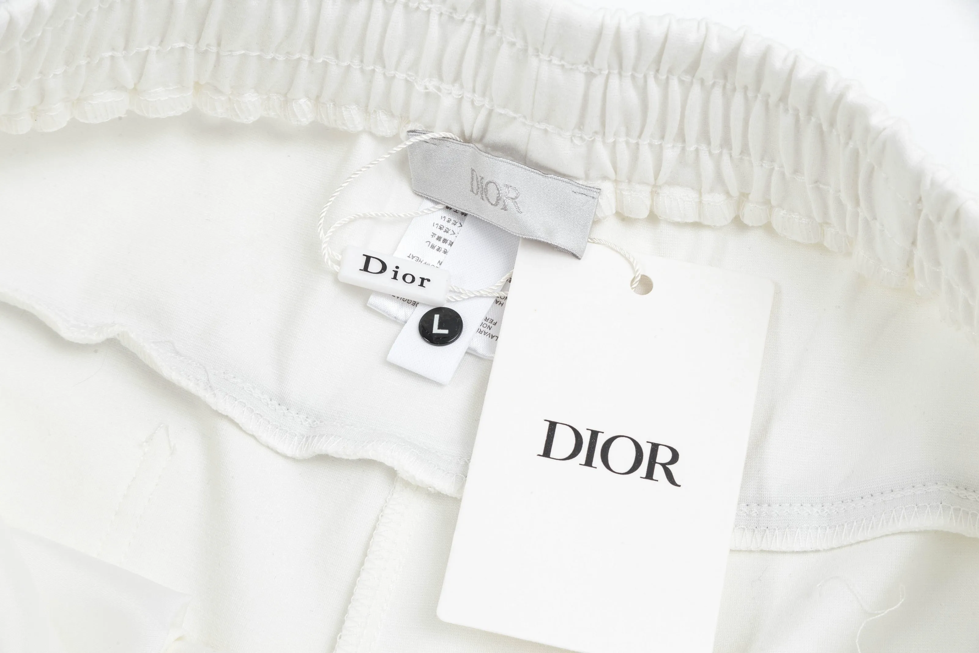 🅿️190 2025 Dior Dior new knitted shorts, customized fabric, knitted with knitted logo printed on it. The version is tight and three-dimensional, with straight stripe splicing. The customized trouser cord hardware has strong texture and smoothness. The upper body is comfortable and breathable. It has a concave and convex three-dimensional feel. It is suitable for fashionable and casual wear. Color: Black-White Size: M-4XL