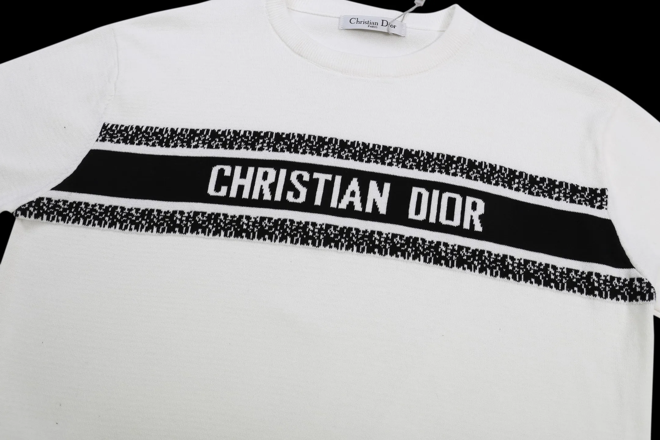 🅿️210 DIOR Dior classic new LOGO logo strip contrast jacquard knitted woolen short-sleeved T-shirt. This short-sleeved sweater is made of densely woven cotton. Classic version. Jacquard knitting technology is used to complete the front panel DIOR strip contrast design pattern jacquard design process. The fabric is comfortable and feels excellent. Same style for men and women. Fabric: 100% cotton Color: Black White Size: XS S M L