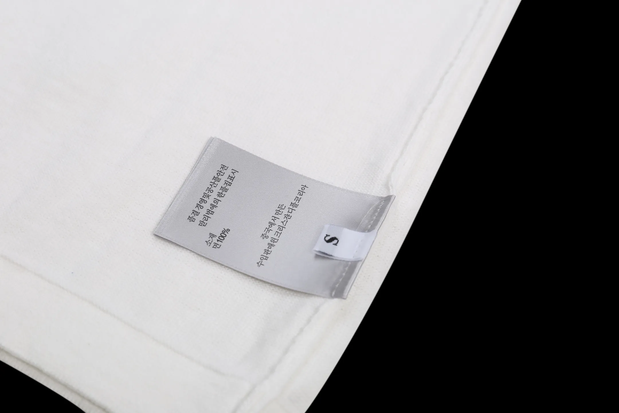 🅿️210 DIOR Dior classic new LOGO logo strip contrast jacquard knitted woolen short-sleeved T-shirt. This short-sleeved sweater is made of densely woven cotton. Classic version. Jacquard knitting technology is used to complete the front panel DIOR strip contrast design pattern jacquard design process. The fabric is comfortable and feels excellent. Same style for men and women. Fabric: 100% cotton Color: Black White Size: XS S M L