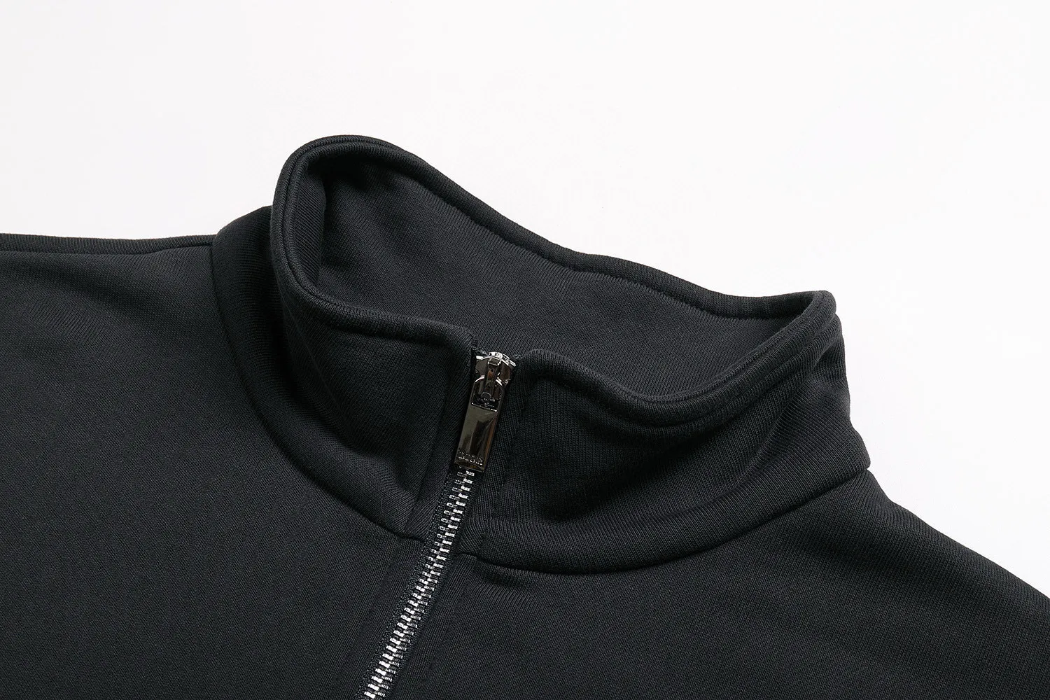 🅿️440 [Exclusive supply] CD 25FW signature printed half-zip sweatshirt The original version was purchased for RMB 15,500 and developed. The fabric is made of imported pure cotton fabric. It has a good texture, is soft and not easy to wrinkle, and is moderately thin and will not easily deform. It is very suitable for spring and light autumn. The signature logo printed on the chest is printed with letters without excessive decoration. The craftsmanship used in the letters makes them firmly adhere to the surface of the sweatshirt, and the edges are neat and the color is uniform, that is It is not easy to fall off or fade after repeated washing; the design of the half-zip stand-up collar is unique, which not only adds a sense of fashion and layering, but also allows for flexible adjustment of wearing styles in different occasions and weather conditions; the ribbed cuffs and hem are finely made and have moderate elasticity, which not only effectively prevents wind and warmth, but also makes the overall shape more neat and stylish. Size:S-M-L-XL