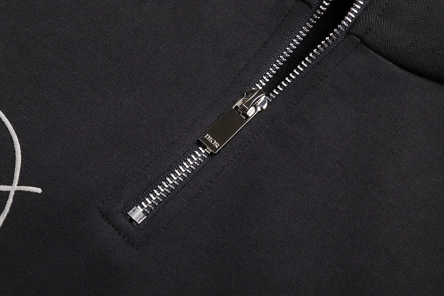 🅿️440 [Exclusive supply] CD 25FW signature printed half-zip sweatshirt The original version was purchased for RMB 15,500 and developed. The fabric is made of imported pure cotton fabric. It has a good texture, is soft and not easy to wrinkle, and is moderately thin and will not easily deform. It is very suitable for spring and light autumn. The signature logo printed on the chest is printed with letters without excessive decoration. The craftsmanship used in the letters makes them firmly adhere to the surface of the sweatshirt, and the edges are neat and the color is uniform, that is It is not easy to fall off or fade after repeated washing; the design of the half-zip stand-up collar is unique, which not only adds a sense of fashion and layering, but also allows for flexible adjustment of wearing styles in different occasions and weather conditions; the ribbed cuffs and hem are finely made and have moderate elasticity, which not only effectively prevents wind and warmth, but also makes the overall shape more neat and stylish. Size:S-M-L-XL