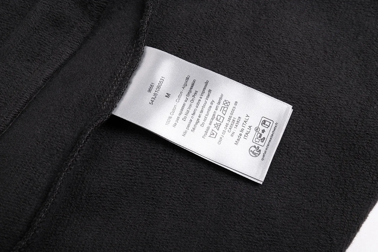 🅿️440 [Exclusive supply] CD 25FW signature printed half-zip sweatshirt The original version was purchased for RMB 15,500 and developed. The fabric is made of imported pure cotton fabric. It has a good texture, is soft and not easy to wrinkle, and is moderately thin and will not easily deform. It is very suitable for spring and light autumn. The signature logo printed on the chest is printed with letters without excessive decoration. The craftsmanship used in the letters makes them firmly adhere to the surface of the sweatshirt, and the edges are neat and the color is uniform, that is It is not easy to fall off or fade after repeated washing; the design of the half-zip stand-up collar is unique, which not only adds a sense of fashion and layering, but also allows for flexible adjustment of wearing styles in different occasions and weather conditions; the ribbed cuffs and hem are finely made and have moderate elasticity, which not only effectively prevents wind and warmth, but also makes the overall shape more neat and stylish. Size:S-M-L-XL