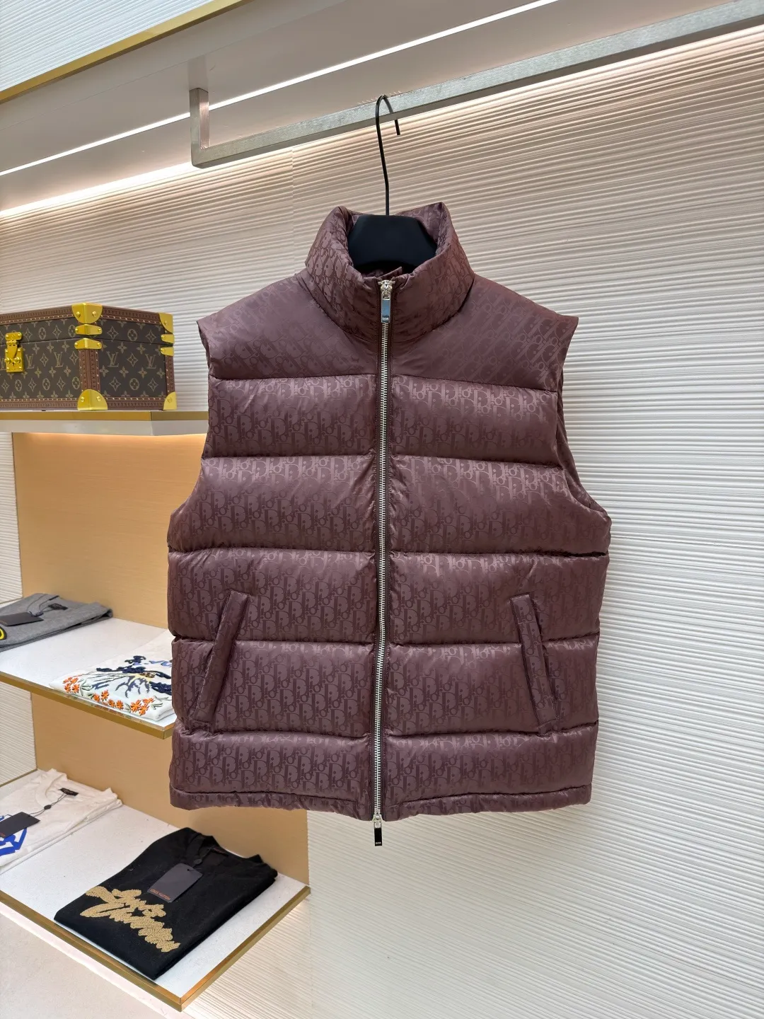 Dior oblique dark pattern old flower stand collar vest ●Original version: 22000 purchased and developed ●Item number: 1681838-B90 ●Fabric: down fabric ●Technology: full jacquard production ●Color: brown ●Version: fitted version ●Weight: about 690 grams ●Size: 46-48-50-52-54-56 ●Description: This is a down with ultra-complex craftsmanship. The customization cycle of the fabric is as long as 50 days. Based on the original fabric, laser jacquard makes the whole piece concave and convex, with a stronger three-dimensional effect and a more obvious 3D effect. This fabric has a good hand feel, and the dark pattern presbyopia on it is very low-key. The fabric shows a dark luster and is extremely waterproof! The real texture is more perfect, custom-woven high-density satin nylon material and dark jacquard weave, simple and refreshing, thick and fluffy, super three-proof fabric, waterproof, stain-proof and dust-proof! The all-over jacquard LOGO is a super high-end luxury grade, a handsome upper body and an absolutely eye-catching NO. Fully custom-woven jacquard LOGO technology fabric, high-density polyester fiber, a new type of heat-insulating and lightweight fabric, with a light texture, delicate and soft warmth and breathability, especially the LOGO jacquard produces different light and dark interweaving under different lights! The overall wiring is straight and delicate, the fabric is comfortable and soft, and the color is consistent without color difference. It can be matched with the same style to create a fashionable look and control various occasions. Customized accessories, complete with three standards, same style for men and women!