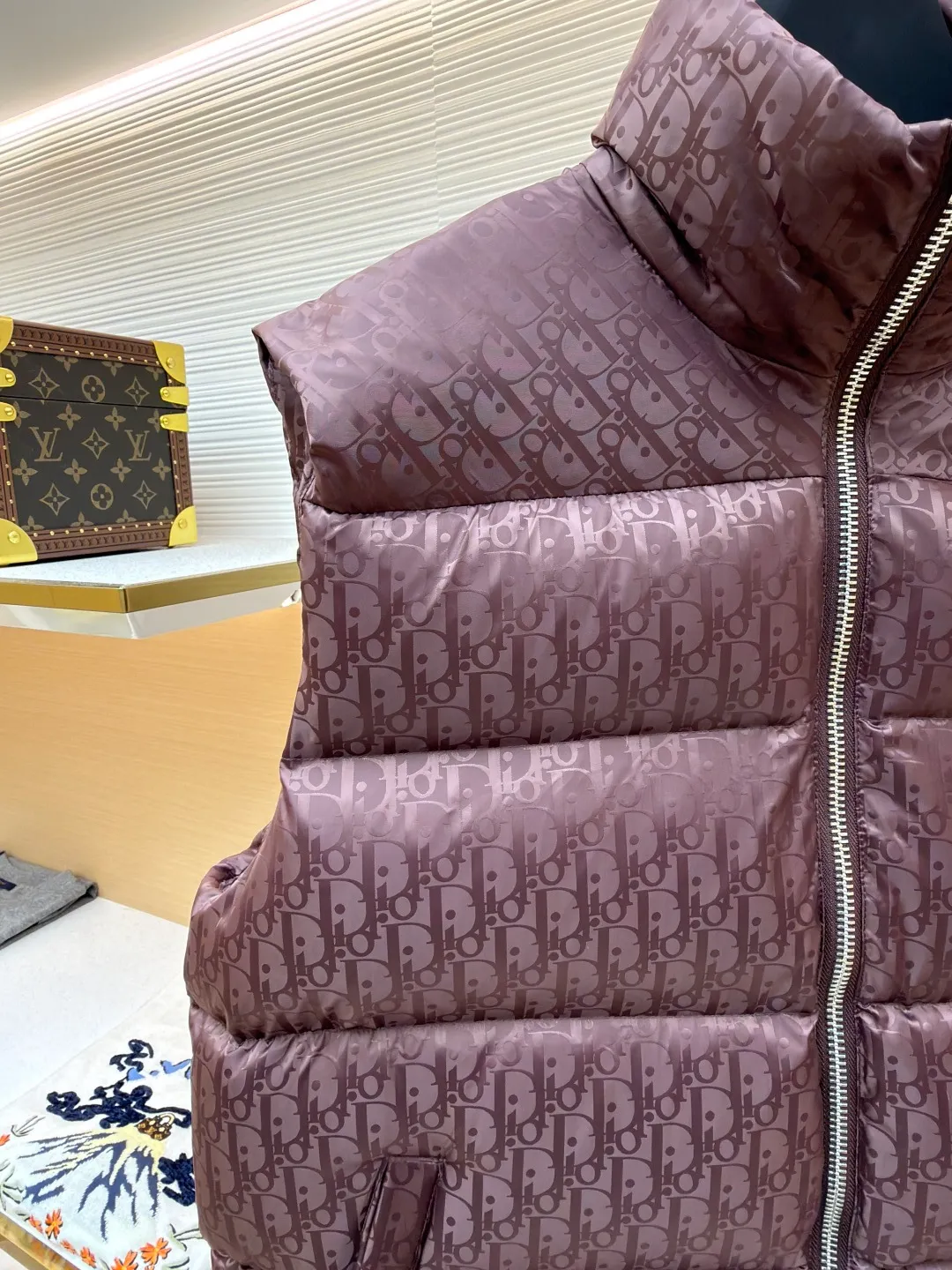 Dior oblique dark pattern old flower stand collar vest ●Original version: 22000 purchased and developed ●Item number: 1681838-B90 ●Fabric: down fabric ●Technology: full jacquard production ●Color: brown ●Version: fitted version ●Weight: about 690 grams ●Size: 46-48-50-52-54-56 ●Description: This is a down with ultra-complex craftsmanship. The customization cycle of the fabric is as long as 50 days. Based on the original fabric, laser jacquard makes the whole piece concave and convex, with a stronger three-dimensional effect and a more obvious 3D effect. This fabric has a good hand feel, and the dark pattern presbyopia on it is very low-key. The fabric shows a dark luster and is extremely waterproof! The real texture is more perfect, custom-woven high-density satin nylon material and dark jacquard weave, simple and refreshing, thick and fluffy, super three-proof fabric, waterproof, stain-proof and dust-proof! The all-over jacquard LOGO is a super high-end luxury grade, a handsome upper body and an absolutely eye-catching NO. Fully custom-woven jacquard LOGO technology fabric, high-density polyester fiber, a new type of heat-insulating and lightweight fabric, with a light texture, delicate and soft warmth and breathability, especially the LOGO jacquard produces different light and dark interweaving under different lights! The overall wiring is straight and delicate, the fabric is comfortable and soft, and the color is consistent without color difference. It can be matched with the same style to create a fashionable look and control various occasions. Customized accessories, complete with three standards, same style for men and women!