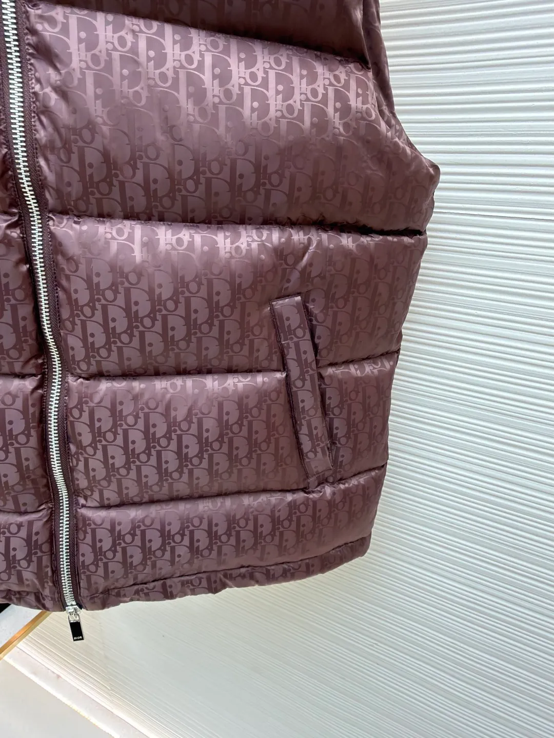 Dior oblique dark pattern old flower stand collar vest ●Original version: 22000 purchased and developed ●Item number: 1681838-B90 ●Fabric: down fabric ●Technology: full jacquard production ●Color: brown ●Version: fitted version ●Weight: about 690 grams ●Size: 46-48-50-52-54-56 ●Description: This is a down with ultra-complex craftsmanship. The customization cycle of the fabric is as long as 50 days. Based on the original fabric, laser jacquard makes the whole piece concave and convex, with a stronger three-dimensional effect and a more obvious 3D effect. This fabric has a good hand feel, and the dark pattern presbyopia on it is very low-key. The fabric shows a dark luster and is extremely waterproof! The real texture is more perfect, custom-woven high-density satin nylon material and dark jacquard weave, simple and refreshing, thick and fluffy, super three-proof fabric, waterproof, stain-proof and dust-proof! The all-over jacquard LOGO is a super high-end luxury grade, a handsome upper body and an absolutely eye-catching NO. Fully custom-woven jacquard LOGO technology fabric, high-density polyester fiber, a new type of heat-insulating and lightweight fabric, with a light texture, delicate and soft warmth and breathability, especially the LOGO jacquard produces different light and dark interweaving under different lights! The overall wiring is straight and delicate, the fabric is comfortable and soft, and the color is consistent without color difference. It can be matched with the same style to create a fashionable look and control various occasions. Customized accessories, complete with three standards, same style for men and women!