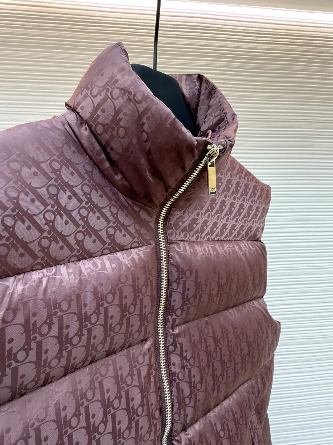 Dior oblique dark pattern old flower stand collar vest ●Original version: 22000 purchased and developed ●Item number: 1681838-B90 ●Fabric: down fabric ●Technology: full jacquard production ●Color: brown ●Version: fitted version ●Weight: about 690 grams ●Size: 46-48-50-52-54-56 ●Description: This is a down with ultra-complex craftsmanship. The customization cycle of the fabric is as long as 50 days. Based on the original fabric, laser jacquard makes the whole piece concave and convex, with a stronger three-dimensional effect and a more obvious 3D effect. This fabric has a good hand feel, and the dark pattern presbyopia on it is very low-key. The fabric shows a dark luster and is extremely waterproof! The real texture is more perfect, custom-woven high-density satin nylon material and dark jacquard weave, simple and refreshing, thick and fluffy, super three-proof fabric, waterproof, stain-proof and dust-proof! The all-over jacquard LOGO is a super high-end luxury grade, a handsome upper body and an absolutely eye-catching NO. Fully custom-woven jacquard LOGO technology fabric, high-density polyester fiber, a new type of heat-insulating and lightweight fabric, with a light texture, delicate and soft warmth and breathability, especially the LOGO jacquard produces different light and dark interweaving under different lights! The overall wiring is straight and delicate, the fabric is comfortable and soft, and the color is consistent without color difference. It can be matched with the same style to create a fashionable look and control various occasions. Customized accessories, complete with three standards, same style for men and women!