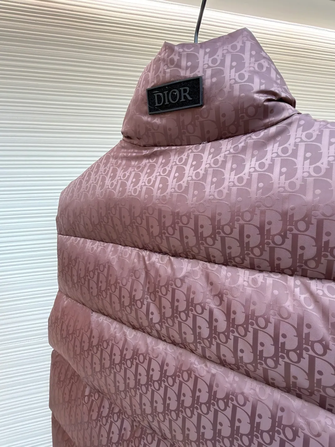 Dior oblique dark pattern old flower stand collar vest ●Original version: 22000 purchased and developed ●Item number: 1681838-B90 ●Fabric: down fabric ●Technology: full jacquard production ●Color: brown ●Version: fitted version ●Weight: about 690 grams ●Size: 46-48-50-52-54-56 ●Description: This is a down with ultra-complex craftsmanship. The customization cycle of the fabric is as long as 50 days. Based on the original fabric, laser jacquard makes the whole piece concave and convex, with a stronger three-dimensional effect and a more obvious 3D effect. This fabric has a good hand feel, and the dark pattern presbyopia on it is very low-key. The fabric shows a dark luster and is extremely waterproof! The real texture is more perfect, custom-woven high-density satin nylon material and dark jacquard weave, simple and refreshing, thick and fluffy, super three-proof fabric, waterproof, stain-proof and dust-proof! The all-over jacquard LOGO is a super high-end luxury grade, a handsome upper body and an absolutely eye-catching NO. Fully custom-woven jacquard LOGO technology fabric, high-density polyester fiber, a new type of heat-insulating and lightweight fabric, with a light texture, delicate and soft warmth and breathability, especially the LOGO jacquard produces different light and dark interweaving under different lights! The overall wiring is straight and delicate, the fabric is comfortable and soft, and the color is consistent without color difference. It can be matched with the same style to create a fashionable look and control various occasions. Customized accessories, complete with three standards, same style for men and women!