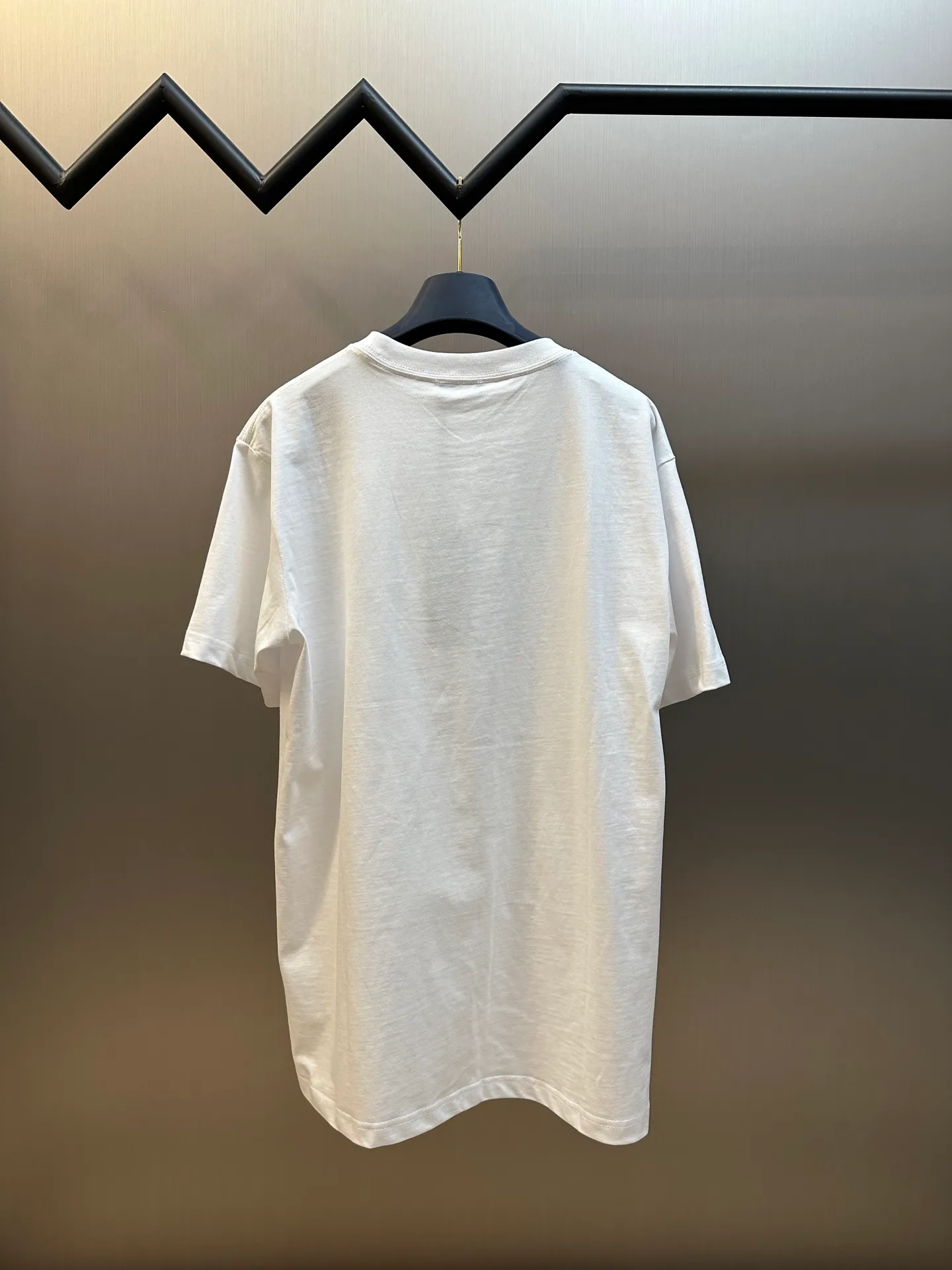 🅿️260 Dior co-branded embroidered round neck short-sleeved cotton jersey fabric, made of 15S fine cotton plain weave, 230g; paired with threaded 32S double yarn rack, 300g. 15S is a relatively thick yarn used to make thicker and more durable fabrics. The fabric made of pure cotton natural fiber has the characteristics of good hygroscopicity, strong breathability, softness and comfort. Cotton fabrics are generally suitable for summer wear and can help keep your body dry and comfortable. The yarn passes alternately in the horizontal and vertical directions to form a simple cross structure; it has good elasticity and wear resistance.  It is processed by needle embroidery process, and the main body adopts precision needle embroidery process; the embroidery is very fine and dense, the pattern is clear and the lines and three-dimensional sense are strong. The linen material embroidery thread is combined with encrypted processing, and the embroidery body has a subtle matte visual texture; the embroidery effect is three-dimensional and full. The flat embroidery has a unique needle-to-needle design, and the embroidery is very fine and dense. The overall stitching is fine, with consistent fineness and texture, adding a sense of layering to the simple design.  The standard round neck and short-sleeved version has a rounded arc neckline, which is suitable for various face shapes and body shapes; the sleeve length is moderate and ends just above the elbow, showing a smart and neat image. The slim fit can show off the wearer's body curves without sacrificing comfort. The collar, cuffs, hem and other parts are all sewn with fine double-needle stitching.  size：xs s m l