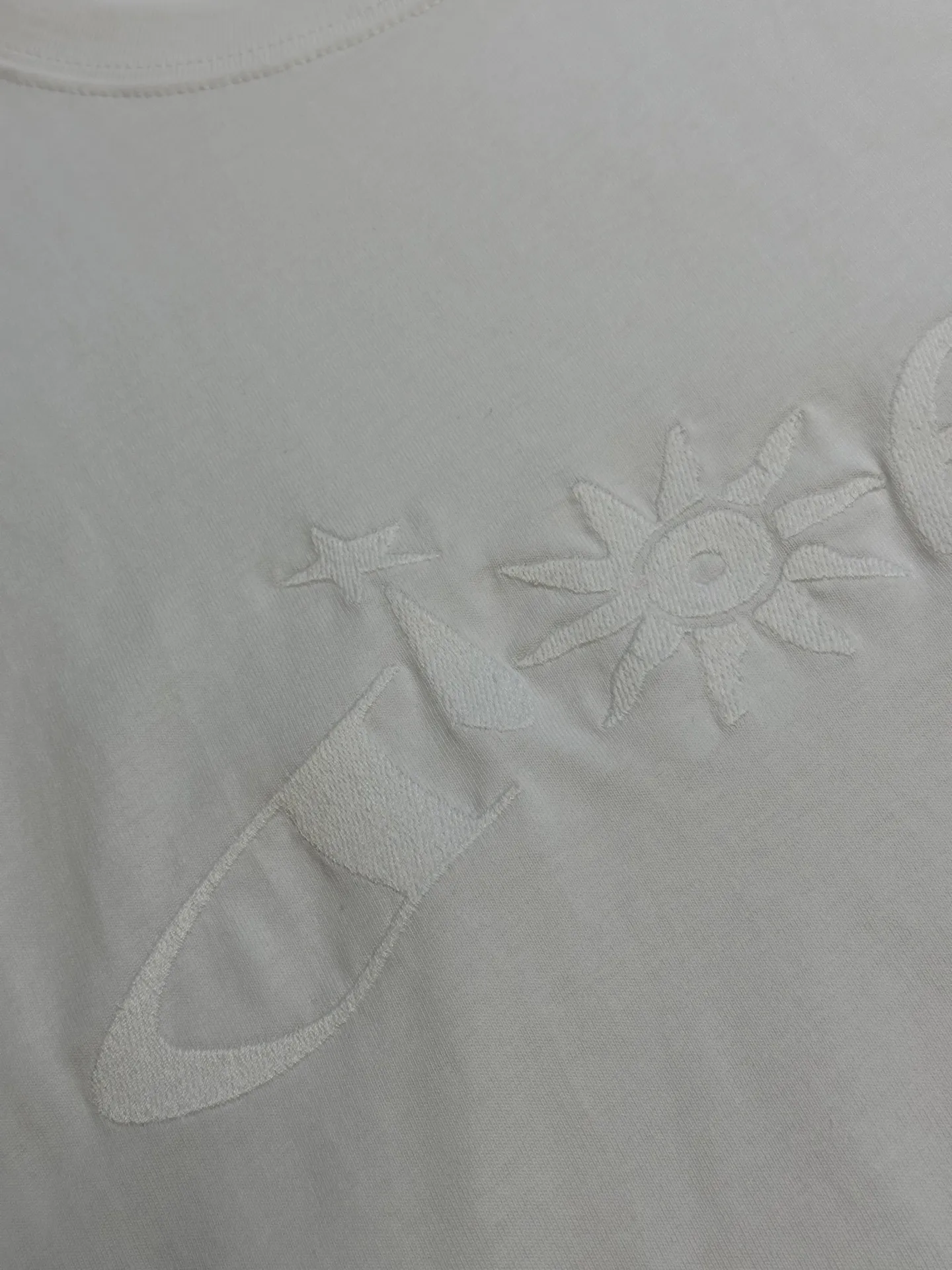 🅿️260 Dior co-branded embroidered round neck short-sleeved cotton jersey fabric, made of 15S fine cotton plain weave, 230g; paired with threaded 32S double yarn rack, 300g. 15S is a relatively thick yarn used to make thicker and more durable fabrics. The fabric made of pure cotton natural fiber has the characteristics of good hygroscopicity, strong breathability, softness and comfort. Cotton fabrics are generally suitable for summer wear and can help keep your body dry and comfortable. The yarn passes alternately in the horizontal and vertical directions to form a simple cross structure; it has good elasticity and wear resistance.  It is processed by needle embroidery process, and the main body adopts precision needle embroidery process; the embroidery is very fine and dense, the pattern is clear and the lines and three-dimensional sense are strong. The linen material embroidery thread is combined with encrypted processing, and the embroidery body has a subtle matte visual texture; the embroidery effect is three-dimensional and full. The flat embroidery has a unique needle-to-needle design, and the embroidery is very fine and dense. The overall stitching is fine, with consistent fineness and texture, adding a sense of layering to the simple design.  The standard round neck and short-sleeved version has a rounded arc neckline, which is suitable for various face shapes and body shapes; the sleeve length is moderate and ends just above the elbow, showing a smart and neat image. The slim fit can show off the wearer's body curves without sacrificing comfort. The collar, cuffs, hem and other parts are all sewn with fine double-needle stitching.  size：xs s m l