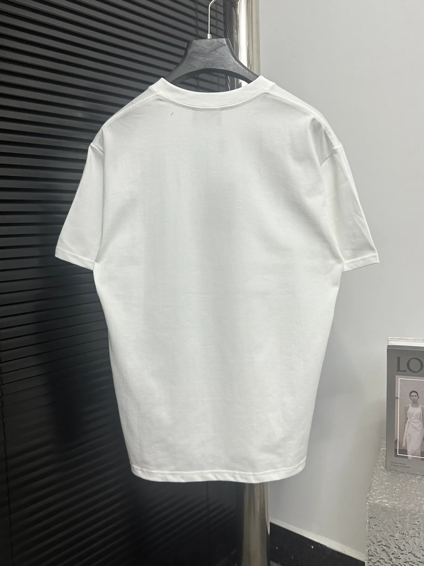 🅿️170 [dior] Dior 25ss letter burst sponge short sleeves. Customized 280g same vat dyed fabric. Very comfortable to the touch. The latest brick cabinet in spring and summer is fashionable and versatile. It is very suitable for both men and women. A must-have hangtag. Collar label. Washed wheat three labels are complete. Color: black white. Size: S-XL.