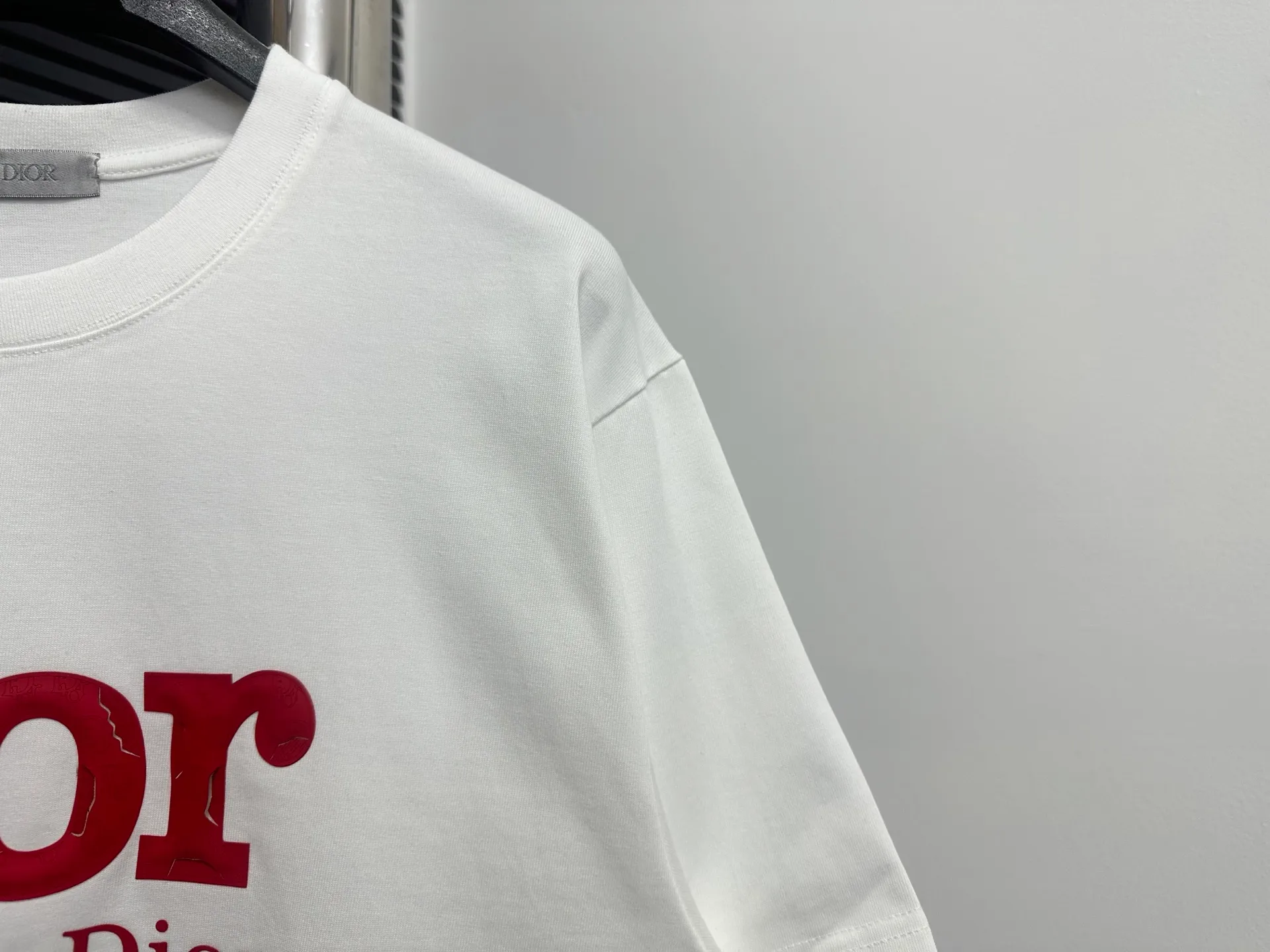 🅿️170 [dior] Dior 25ss letter burst sponge short sleeves. Customized 280g same vat dyed fabric. Very comfortable to the touch. The latest brick cabinet in spring and summer is fashionable and versatile. It is very suitable for both men and women. A must-have hangtag. Collar label. Washed wheat three labels are complete. Color: black white. Size: S-XL.