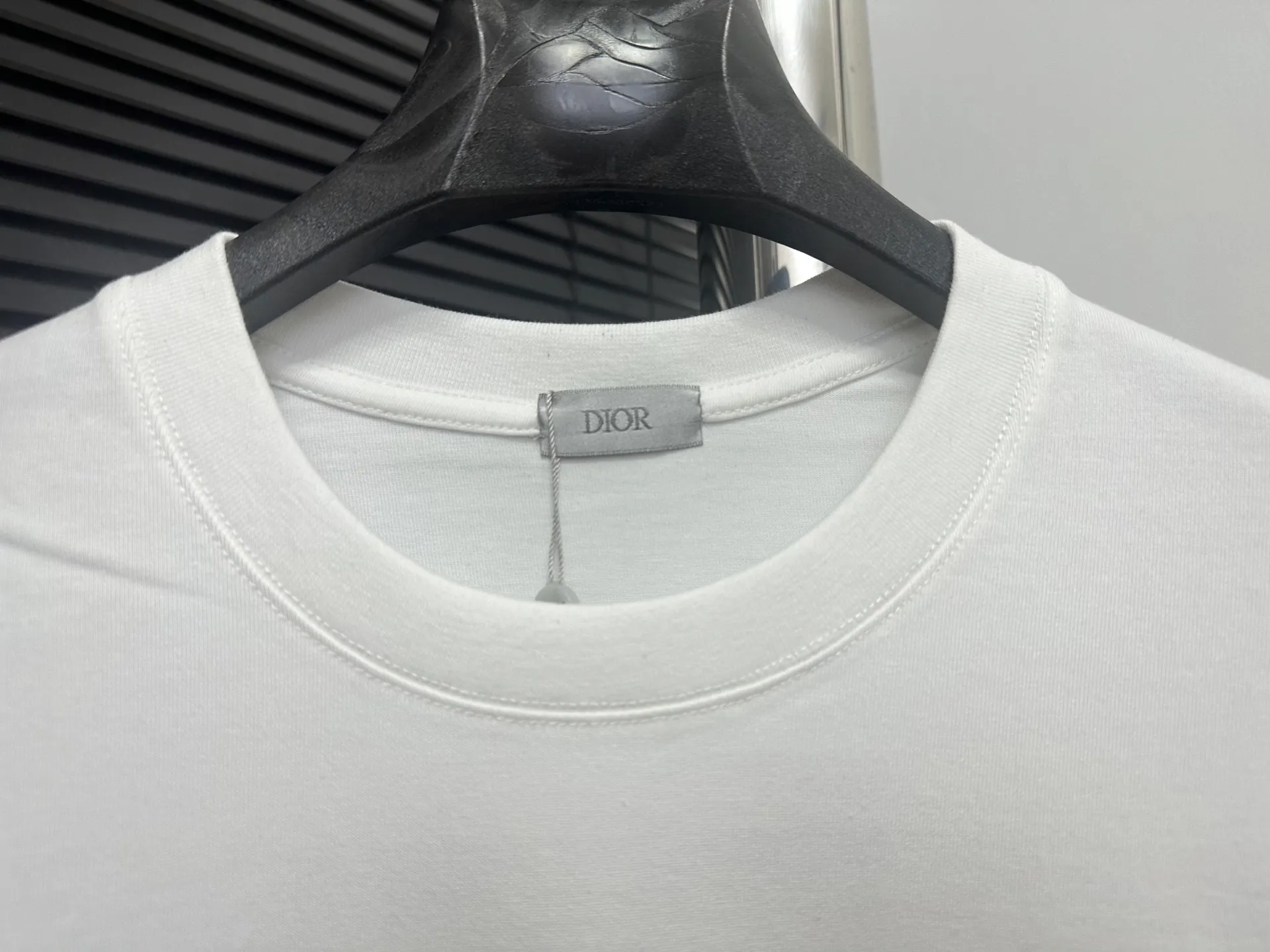 🅿️170 [dior] Dior 25ss letter burst sponge short sleeves. Customized 280g same vat dyed fabric. Very comfortable to the touch. The latest brick cabinet in spring and summer is fashionable and versatile. It is very suitable for both men and women. A must-have hangtag. Collar label. Washed wheat three labels are complete. Color: black white. Size: S-XL.