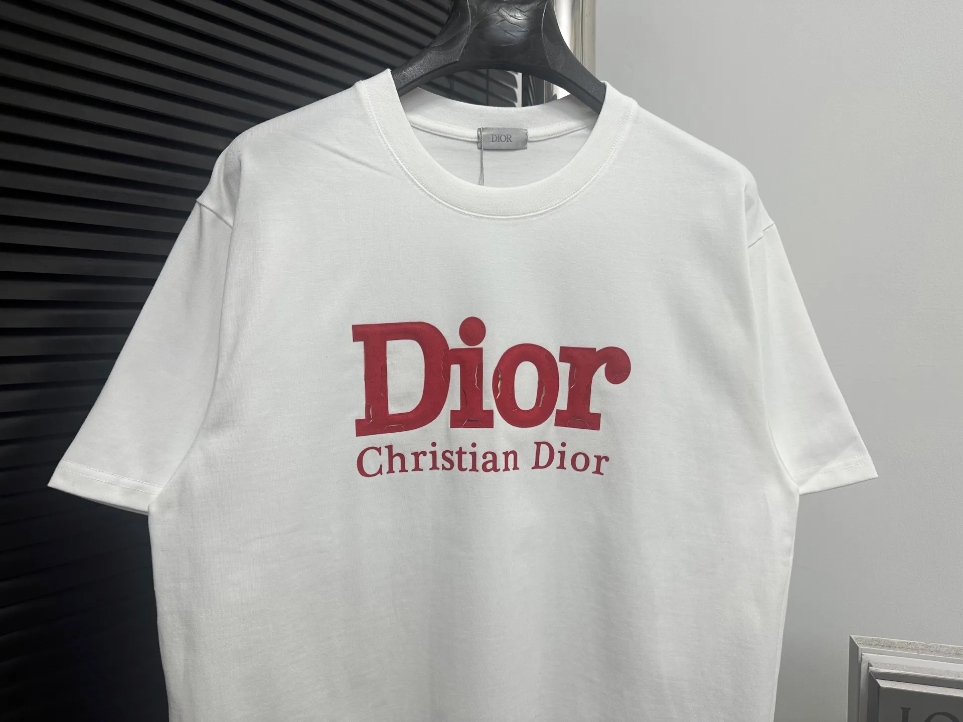 🅿️170 [dior] Dior 25ss letter burst sponge short sleeves. Customized 280g same vat dyed fabric. Very comfortable to the touch. The latest brick cabinet in spring and summer is fashionable and versatile. It is very suitable for both men and women. A must-have hangtag. Collar label. Washed wheat three labels are complete. Color: black white. Size: S-XL.