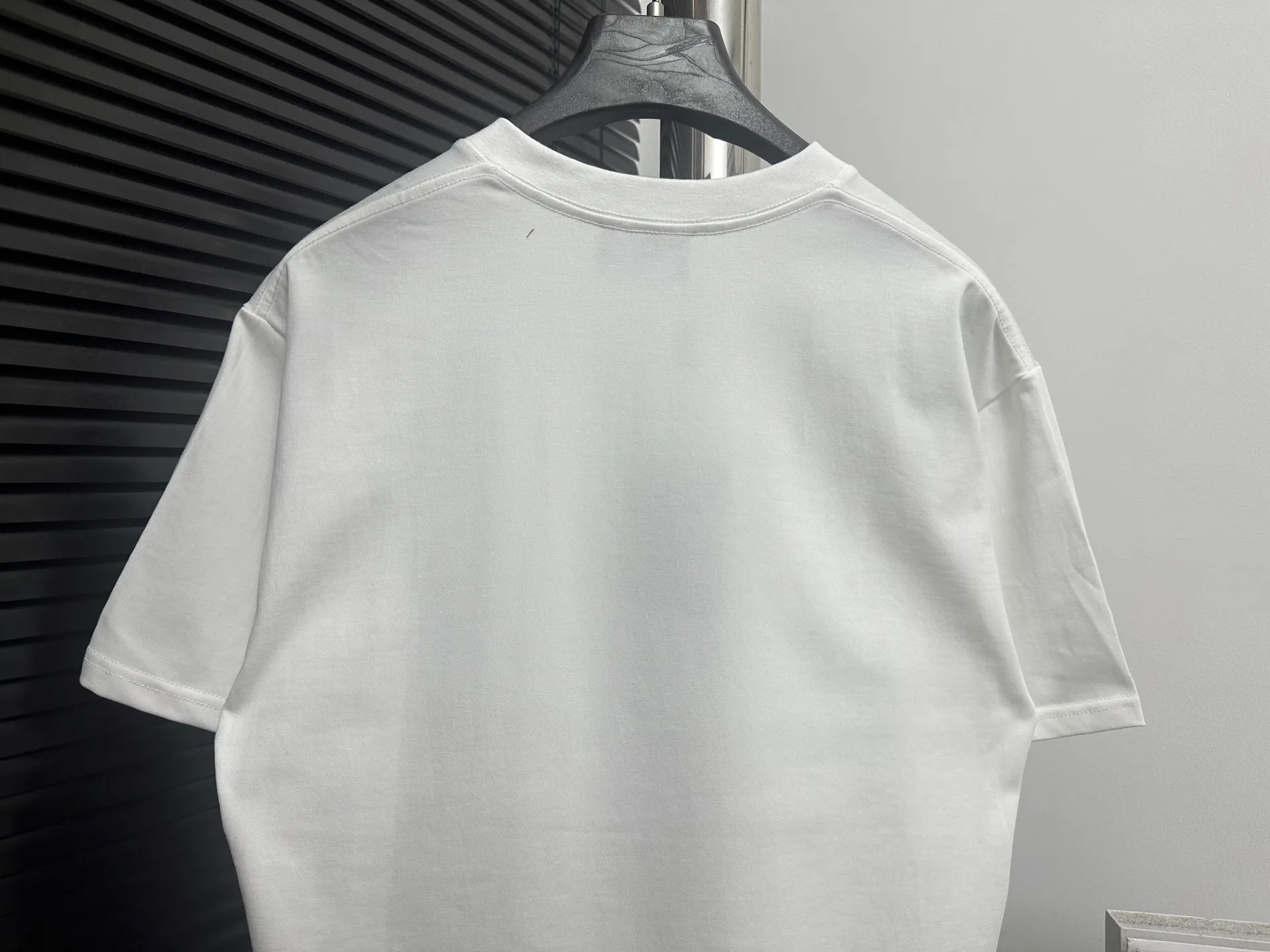🅿️170 [dior] Dior 25ss letter burst sponge short sleeves. Customized 280g same vat dyed fabric. Very comfortable to the touch. The latest brick cabinet in spring and summer is fashionable and versatile. It is very suitable for both men and women. A must-have hangtag. Collar label. Washed wheat three labels are complete. Color: black white. Size: S-XL.