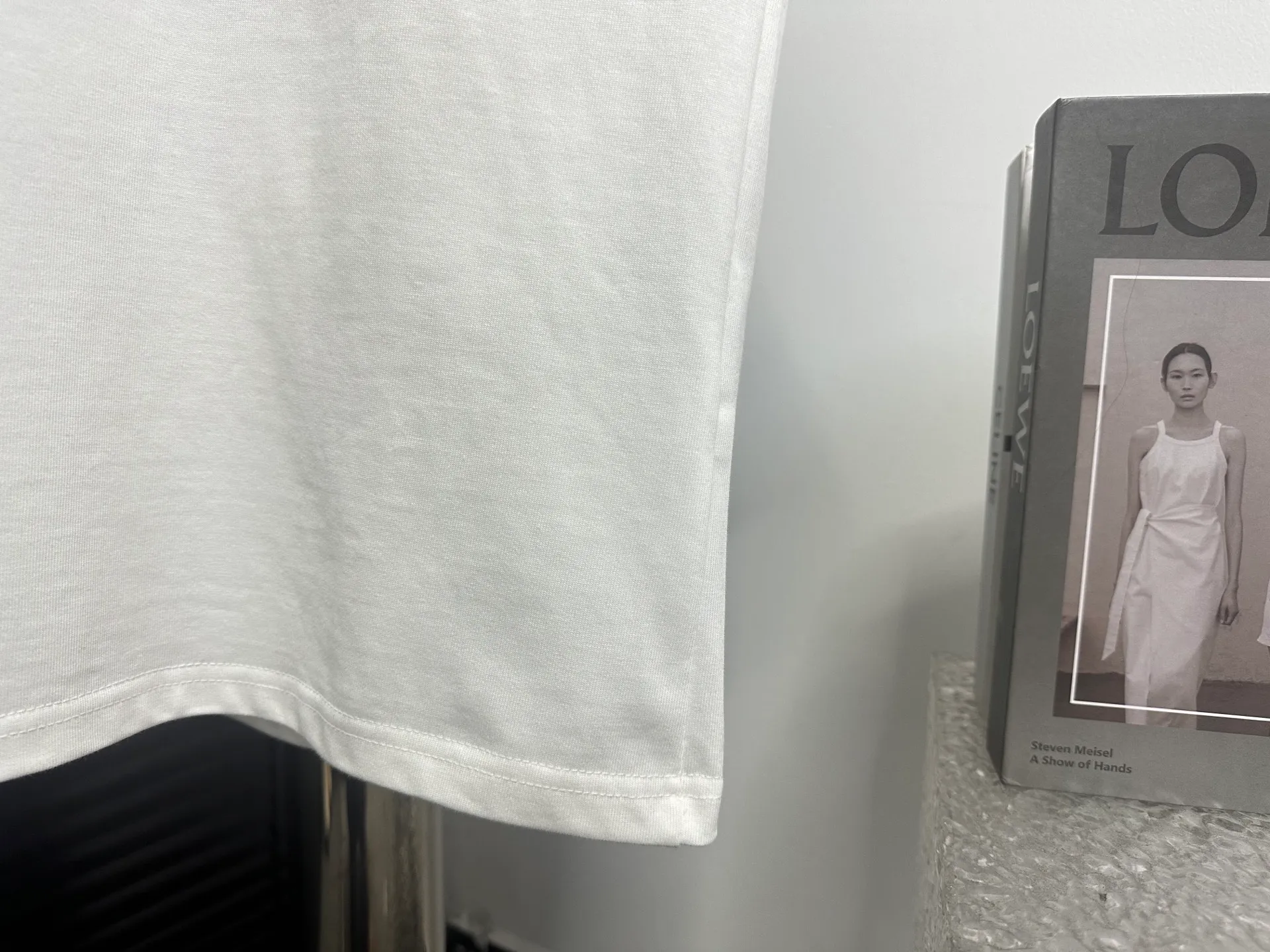 🅿️170 [dior] Dior 25ss letter burst sponge short sleeves. Customized 280g same vat dyed fabric. Very comfortable to the touch. The latest brick cabinet in spring and summer is fashionable and versatile. It is very suitable for both men and women. A must-have hangtag. Collar label. Washed wheat three labels are complete. Color: black white. Size: S-XL.