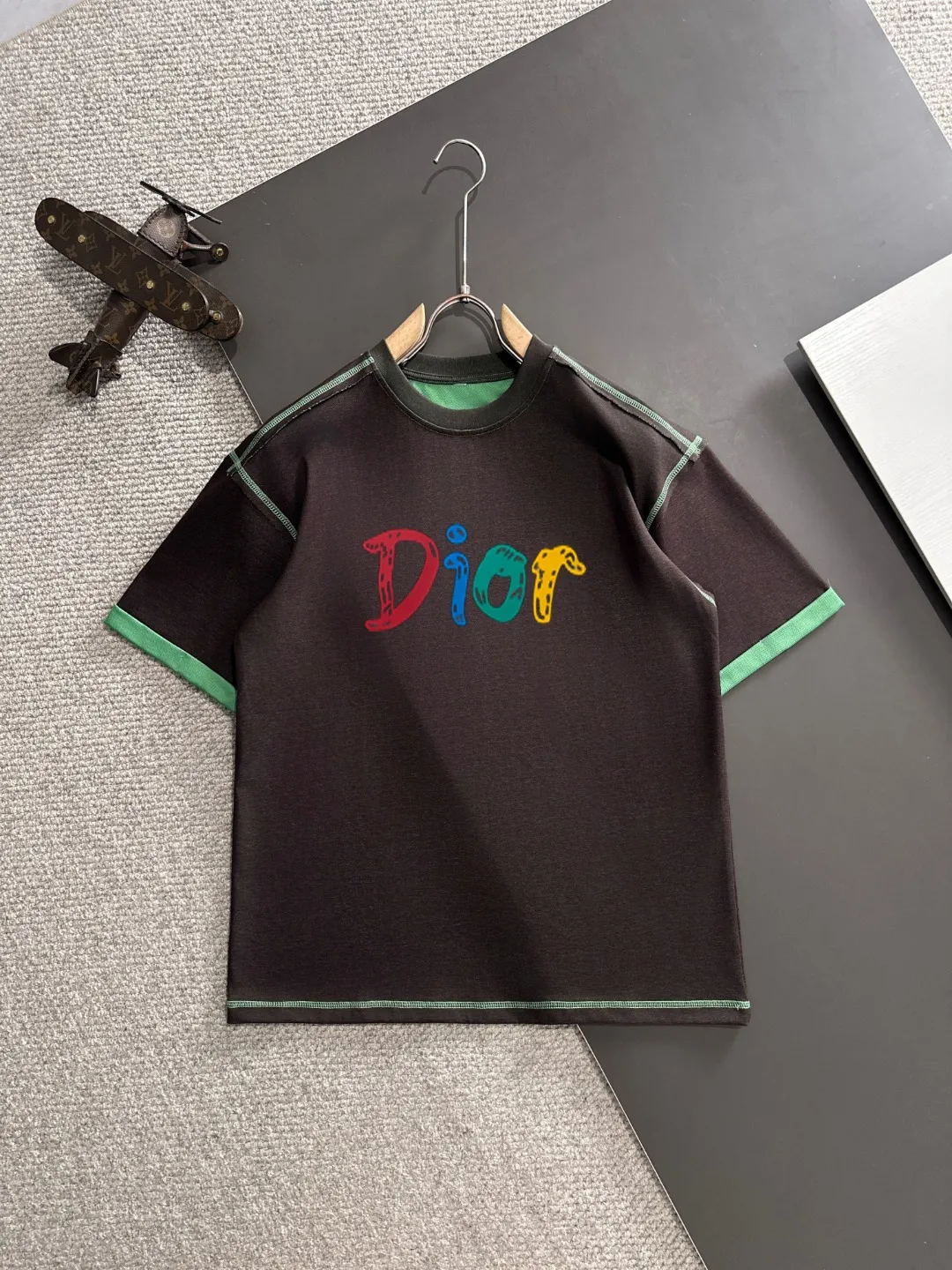 🅿️270 Shipped next day Dior 2025 summer new style (top quality, differentiated currency) The launch of short-sleeved special fabrics Summer catwalk style Exclusive style for men and women Made of imported custom dyed fabric Back neck chain bottom full shoulder bag No deformation or shrinkage when exposed to water SIZE: M to 3XL