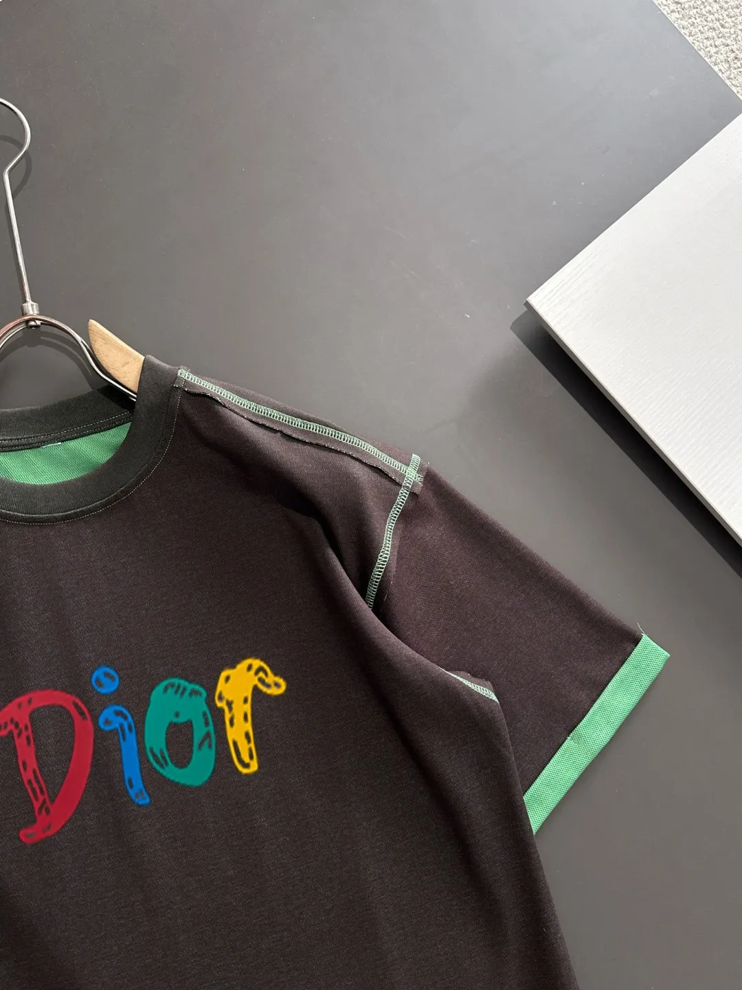 🅿️270 Shipped next day Dior 2025 summer new style (top quality, differentiated currency) The launch of short-sleeved special fabrics Summer catwalk style Exclusive style for men and women Made of imported custom dyed fabric Back neck chain bottom full shoulder bag No deformation or shrinkage when exposed to water SIZE: M to 3XL
