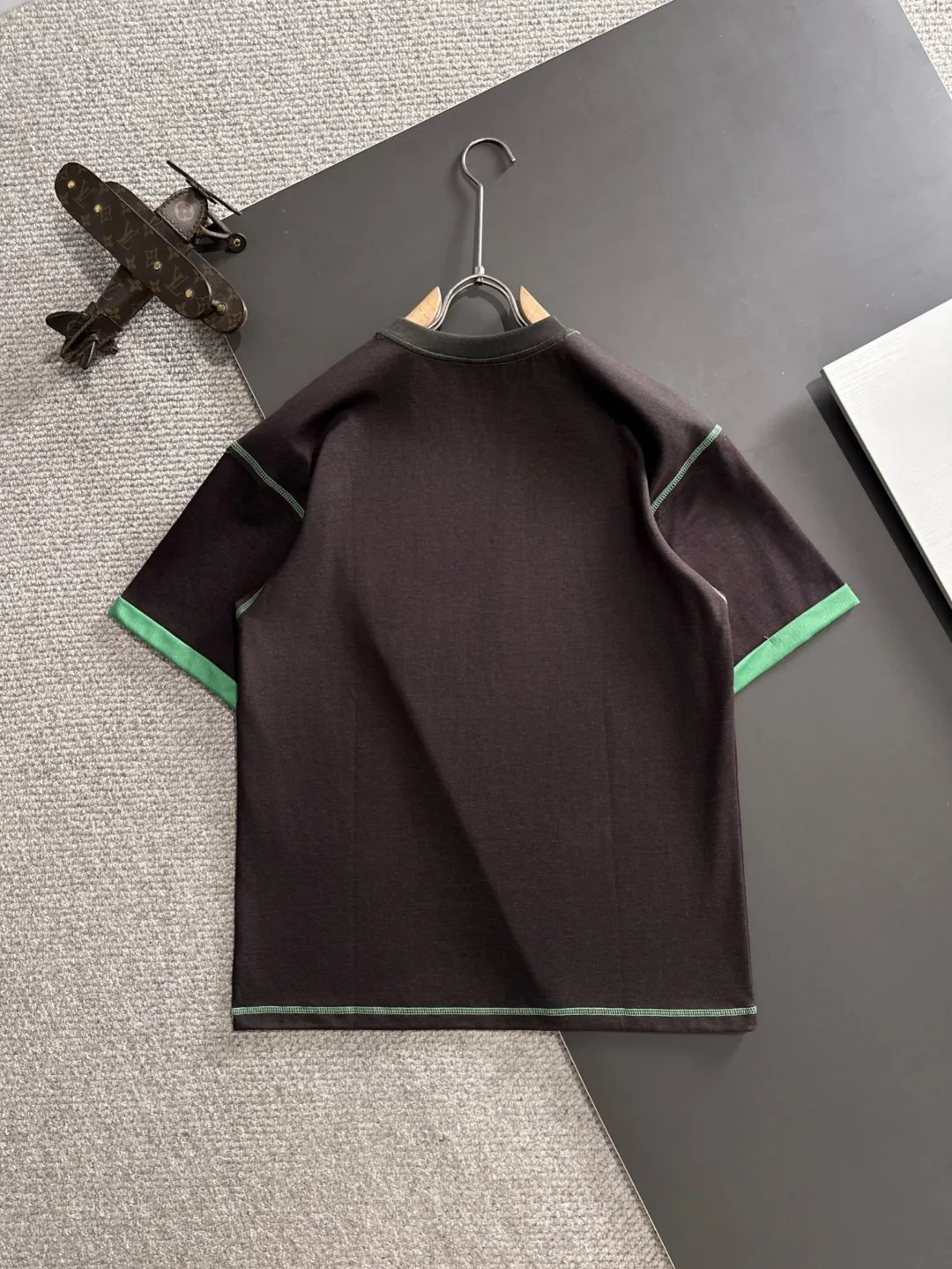 🅿️270 Shipped next day Dior 2025 summer new style (top quality, differentiated currency) The launch of short-sleeved special fabrics Summer catwalk style Exclusive style for men and women Made of imported custom dyed fabric Back neck chain bottom full shoulder bag No deformation or shrinkage when exposed to water SIZE: M to 3XL