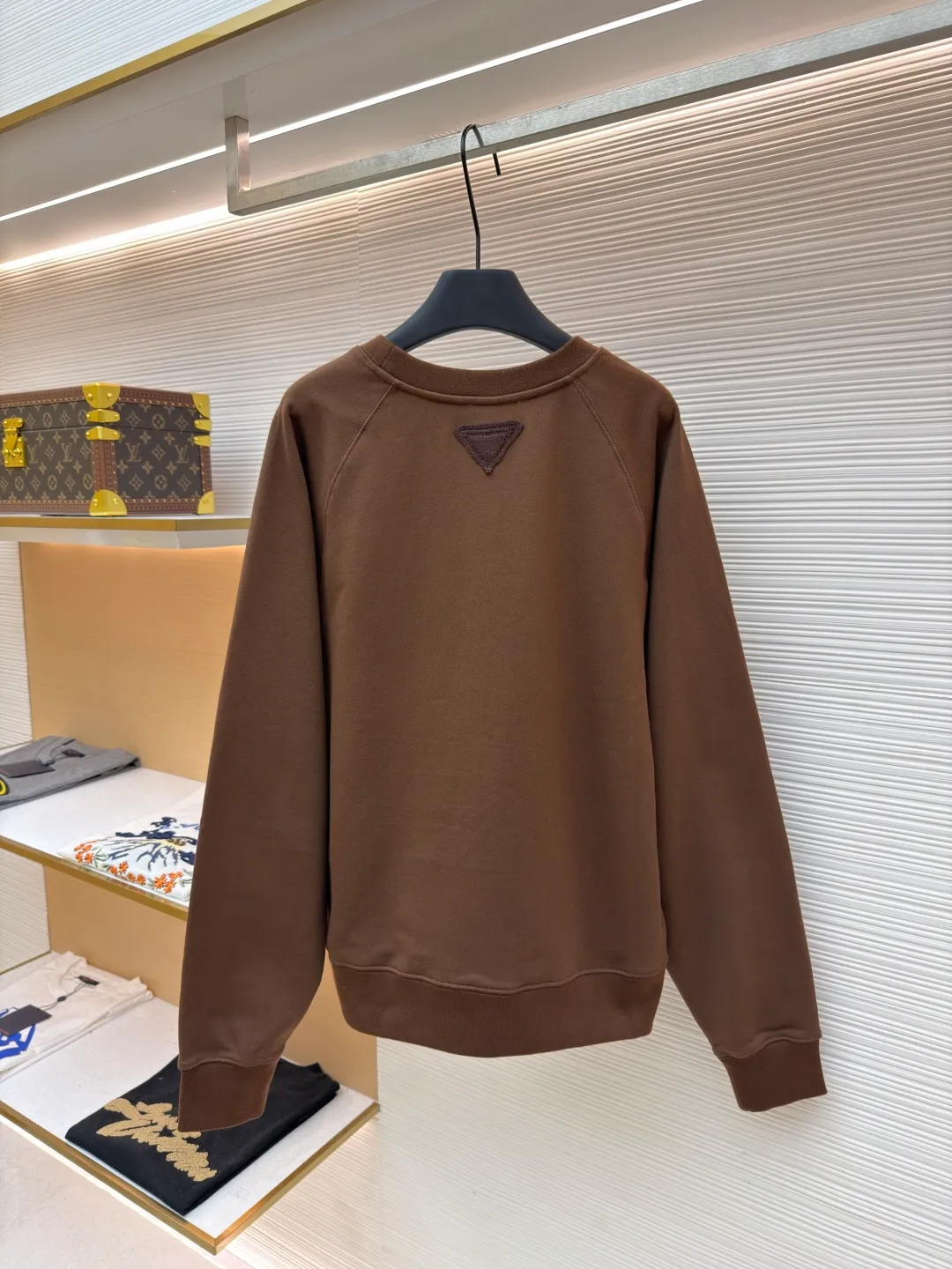 Prada wool triangle lapel knitted sweatshirt ●Original version: purchased and developed by 10420 ●Item number: 1681924-A55 ●Fabric: Loop cotton fabric ●Technology: knitted ●Color: brown ●Version: fitted version ●Weight: about 615 grams ●Size: XS-S-M-L ●Description: Made of 26S double yarn + 10S reverse terry base yarn, 380g; paired with 21S double yarn rib, 470g. The double-sided basic structure has better bottom-locking ability, and it uses spandex yarn to lock the fabric surface tightly. Even if it is made into a thick fleece effect, the lint loss is still less than that of ordinary sweatshirt fleece fabrics. The texture is clear and delicate, and the cloth surface is clean and smooth; after stretching, the cloth surface can quickly return to flatness, making it wide and easy to shape. The inverted triangle logo is woven from 5S pure cotton wool and processed through multi-layer structure, handcrafting and other processes. The material and process requirements are high, ensuring clean lines without burrs, moderate thickness and elasticity, enhancing three-dimensional effect and durable function. The logo uses a multi-layer composite process to achieve a three-dimensional embossed effect, and the back is reinforced to prevent deformation. The logo is then embroidered on the surface of the fabric using high-precision machinery. This process can achieve a delicate presentation of complex patterns and create a relief effect. The overall wiring is straight and delicate, the fabric is comfortable and soft, and the color is consistent without color difference. It can be matched with the same style to create a fashionable look and control various occasions. Customized accessories, complete with three standards, same style for men and women!