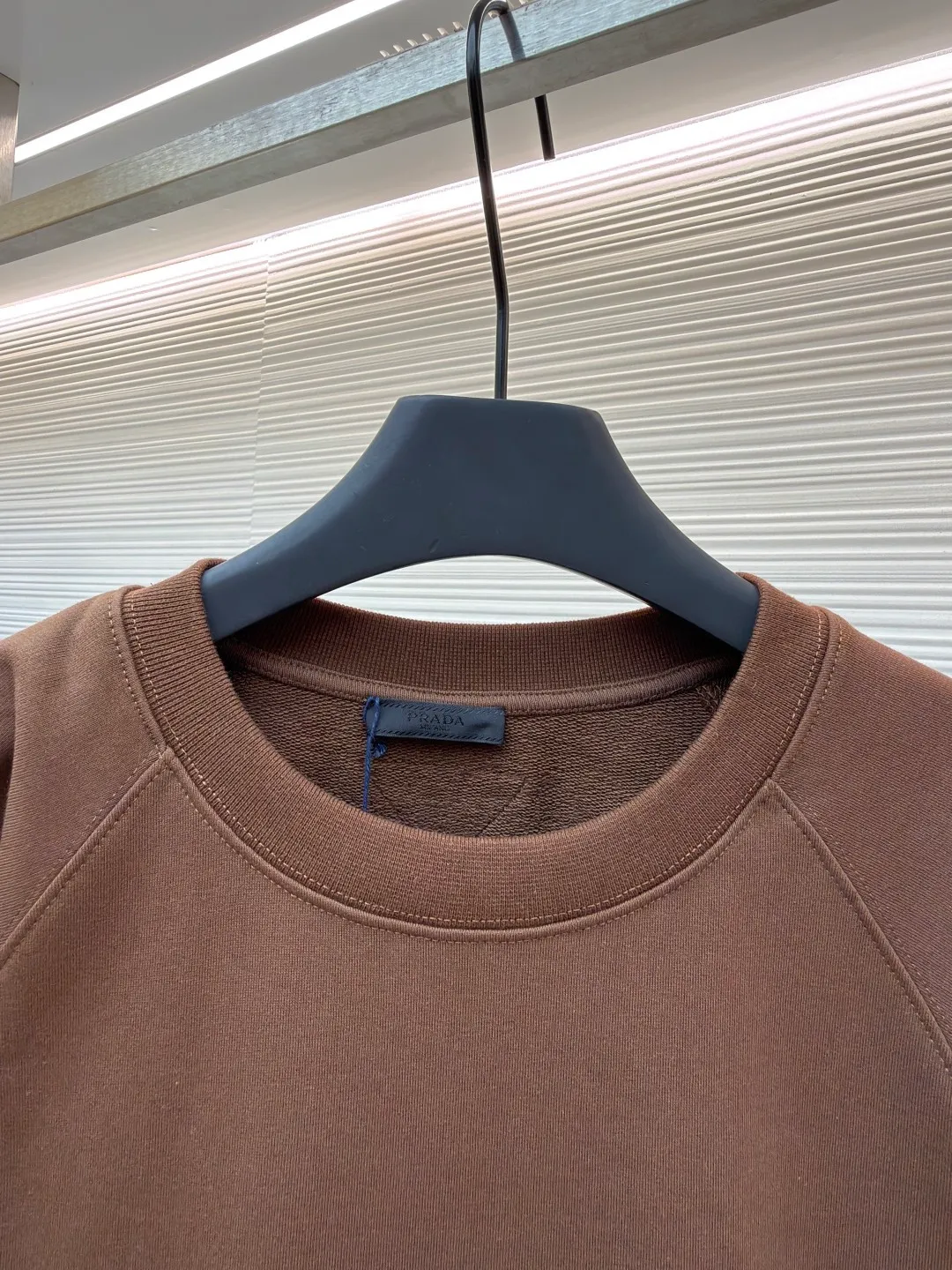 Prada wool triangle lapel knitted sweatshirt ●Original version: purchased and developed by 10420 ●Item number: 1681924-A55 ●Fabric: Loop cotton fabric ●Technology: knitted ●Color: brown ●Version: fitted version ●Weight: about 615 grams ●Size: XS-S-M-L ●Description: Made of 26S double yarn + 10S reverse terry base yarn, 380g; paired with 21S double yarn rib, 470g. The double-sided basic structure has better bottom-locking ability, and it uses spandex yarn to lock the fabric surface tightly. Even if it is made into a thick fleece effect, the lint loss is still less than that of ordinary sweatshirt fleece fabrics. The texture is clear and delicate, and the cloth surface is clean and smooth; after stretching, the cloth surface can quickly return to flatness, making it wide and easy to shape. The inverted triangle logo is woven from 5S pure cotton wool and processed through multi-layer structure, handcrafting and other processes. The material and process requirements are high, ensuring clean lines without burrs, moderate thickness and elasticity, enhancing three-dimensional effect and durable function. The logo uses a multi-layer composite process to achieve a three-dimensional embossed effect, and the back is reinforced to prevent deformation. The logo is then embroidered on the surface of the fabric using high-precision machinery. This process can achieve a delicate presentation of complex patterns and create a relief effect. The overall wiring is straight and delicate, the fabric is comfortable and soft, and the color is consistent without color difference. It can be matched with the same style to create a fashionable look and control various occasions. Customized accessories, complete with three standards, same style for men and women!