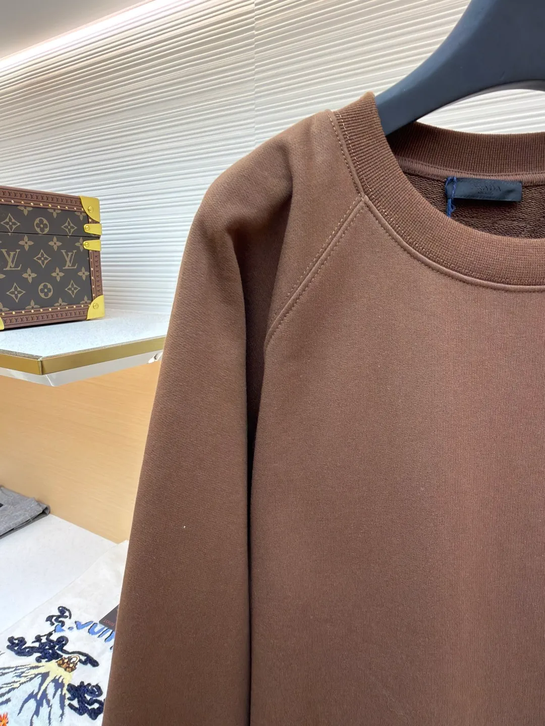 Prada wool triangle lapel knitted sweatshirt ●Original version: purchased and developed by 10420 ●Item number: 1681924-A55 ●Fabric: Loop cotton fabric ●Technology: knitted ●Color: brown ●Version: fitted version ●Weight: about 615 grams ●Size: XS-S-M-L ●Description: Made of 26S double yarn + 10S reverse terry base yarn, 380g; paired with 21S double yarn rib, 470g. The double-sided basic structure has better bottom-locking ability, and it uses spandex yarn to lock the fabric surface tightly. Even if it is made into a thick fleece effect, the lint loss is still less than that of ordinary sweatshirt fleece fabrics. The texture is clear and delicate, and the cloth surface is clean and smooth; after stretching, the cloth surface can quickly return to flatness, making it wide and easy to shape. The inverted triangle logo is woven from 5S pure cotton wool and processed through multi-layer structure, handcrafting and other processes. The material and process requirements are high, ensuring clean lines without burrs, moderate thickness and elasticity, enhancing three-dimensional effect and durable function. The logo uses a multi-layer composite process to achieve a three-dimensional embossed effect, and the back is reinforced to prevent deformation. The logo is then embroidered on the surface of the fabric using high-precision machinery. This process can achieve a delicate presentation of complex patterns and create a relief effect. The overall wiring is straight and delicate, the fabric is comfortable and soft, and the color is consistent without color difference. It can be matched with the same style to create a fashionable look and control various occasions. Customized accessories, complete with three standards, same style for men and women!