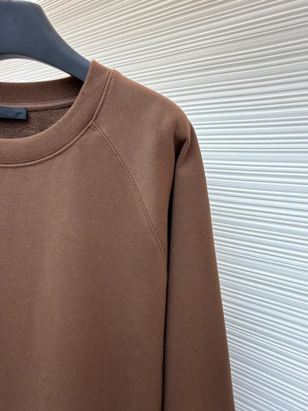 Prada wool triangle lapel knitted sweatshirt ●Original version: purchased and developed by 10420 ●Item number: 1681924-A55 ●Fabric: Loop cotton fabric ●Technology: knitted ●Color: brown ●Version: fitted version ●Weight: about 615 grams ●Size: XS-S-M-L ●Description: Made of 26S double yarn + 10S reverse terry base yarn, 380g; paired with 21S double yarn rib, 470g. The double-sided basic structure has better bottom-locking ability, and it uses spandex yarn to lock the fabric surface tightly. Even if it is made into a thick fleece effect, the lint loss is still less than that of ordinary sweatshirt fleece fabrics. The texture is clear and delicate, and the cloth surface is clean and smooth; after stretching, the cloth surface can quickly return to flatness, making it wide and easy to shape. The inverted triangle logo is woven from 5S pure cotton wool and processed through multi-layer structure, handcrafting and other processes. The material and process requirements are high, ensuring clean lines without burrs, moderate thickness and elasticity, enhancing three-dimensional effect and durable function. The logo uses a multi-layer composite process to achieve a three-dimensional embossed effect, and the back is reinforced to prevent deformation. The logo is then embroidered on the surface of the fabric using high-precision machinery. This process can achieve a delicate presentation of complex patterns and create a relief effect. The overall wiring is straight and delicate, the fabric is comfortable and soft, and the color is consistent without color difference. It can be matched with the same style to create a fashionable look and control various occasions. Customized accessories, complete with three standards, same style for men and women!