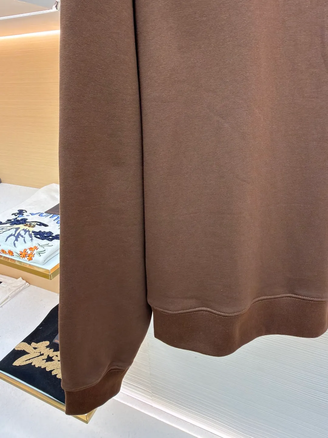 Prada wool triangle lapel knitted sweatshirt ●Original version: purchased and developed by 10420 ●Item number: 1681924-A55 ●Fabric: Loop cotton fabric ●Technology: knitted ●Color: brown ●Version: fitted version ●Weight: about 615 grams ●Size: XS-S-M-L ●Description: Made of 26S double yarn + 10S reverse terry base yarn, 380g; paired with 21S double yarn rib, 470g. The double-sided basic structure has better bottom-locking ability, and it uses spandex yarn to lock the fabric surface tightly. Even if it is made into a thick fleece effect, the lint loss is still less than that of ordinary sweatshirt fleece fabrics. The texture is clear and delicate, and the cloth surface is clean and smooth; after stretching, the cloth surface can quickly return to flatness, making it wide and easy to shape. The inverted triangle logo is woven from 5S pure cotton wool and processed through multi-layer structure, handcrafting and other processes. The material and process requirements are high, ensuring clean lines without burrs, moderate thickness and elasticity, enhancing three-dimensional effect and durable function. The logo uses a multi-layer composite process to achieve a three-dimensional embossed effect, and the back is reinforced to prevent deformation. The logo is then embroidered on the surface of the fabric using high-precision machinery. This process can achieve a delicate presentation of complex patterns and create a relief effect. The overall wiring is straight and delicate, the fabric is comfortable and soft, and the color is consistent without color difference. It can be matched with the same style to create a fashionable look and control various occasions. Customized accessories, complete with three standards, same style for men and women!