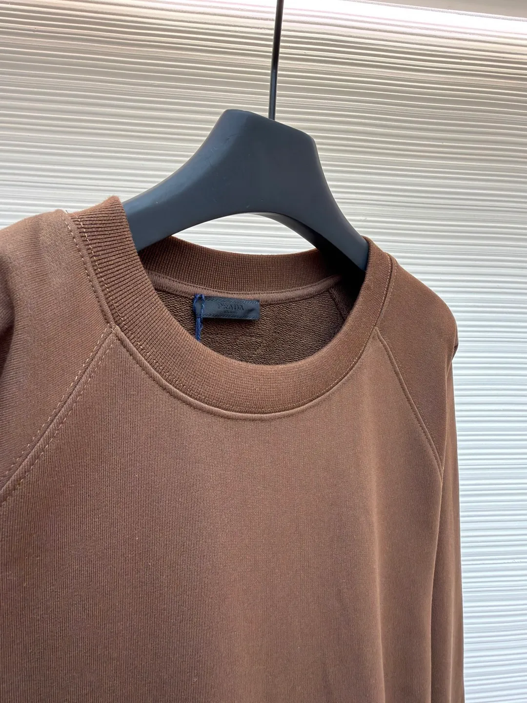 Prada wool triangle lapel knitted sweatshirt ●Original version: purchased and developed by 10420 ●Item number: 1681924-A55 ●Fabric: Loop cotton fabric ●Technology: knitted ●Color: brown ●Version: fitted version ●Weight: about 615 grams ●Size: XS-S-M-L ●Description: Made of 26S double yarn + 10S reverse terry base yarn, 380g; paired with 21S double yarn rib, 470g. The double-sided basic structure has better bottom-locking ability, and it uses spandex yarn to lock the fabric surface tightly. Even if it is made into a thick fleece effect, the lint loss is still less than that of ordinary sweatshirt fleece fabrics. The texture is clear and delicate, and the cloth surface is clean and smooth; after stretching, the cloth surface can quickly return to flatness, making it wide and easy to shape. The inverted triangle logo is woven from 5S pure cotton wool and processed through multi-layer structure, handcrafting and other processes. The material and process requirements are high, ensuring clean lines without burrs, moderate thickness and elasticity, enhancing three-dimensional effect and durable function. The logo uses a multi-layer composite process to achieve a three-dimensional embossed effect, and the back is reinforced to prevent deformation. The logo is then embroidered on the surface of the fabric using high-precision machinery. This process can achieve a delicate presentation of complex patterns and create a relief effect. The overall wiring is straight and delicate, the fabric is comfortable and soft, and the color is consistent without color difference. It can be matched with the same style to create a fashionable look and control various occasions. Customized accessories, complete with three standards, same style for men and women!