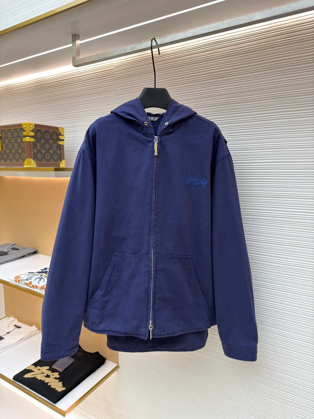Dior co-branded embroidered zipper jacket ●Original version: Purchased and developed for 21000 ●Item number: 1681167-B35 ●Material: Custom-dyed gray-blue ancient densely woven thick cotton fabric ●Technology: Stone-milled fermentation wash ●Color: blue ●Type: Fitted version ●Weight: about 860g ●Size: 46-48-50-52 ●Description: Custom-dyed gray-blue ancient densely woven thick cotton with excellent texture and comfortable skin fit The realm of gray and blue uses color temperature to reconstruct the aesthetics of speed. From the DIOR AND LEWISHAMILTON joint series. The co-branded password is hidden in the same color embroidery on the chest, forming a micro echo with the background color of the jacket. The hooded design conveys a low-key but unignorable sense of high-end. Let the text become a flowing brand badge. The noble joint brand shows luxury, using imported machine embroidery technology. Use advanced computer control systems and precision mechanical components to realize Dior joint embroidery operations with high precision. Smooth and delicate lines, ergonomic three-dimensional tailoring, return to traditional craftsmanship through segmentation, folding, shrinking, and stretching techniques. The so-called slow work results in fine work, which is the respect for materials and the pursuit of feel. Complex workmanship, tedious, slow aging, high loss, electrolytic dark blue ➕ stone grinding and fermentation washing process. Prioritize the use of electrochemical reactions to change the color of the fabric, and then mix the fabric with abrasives through a grinder and clean it with hot water to achieve a specific washing effect. The overall wiring is straight and delicate, the fabric is comfortable and soft, and the color is consistent without color difference. It can be matched with the same style to create a fashionable look and control various occasions. Customized accessories, complete with three standards, same style for men and women!