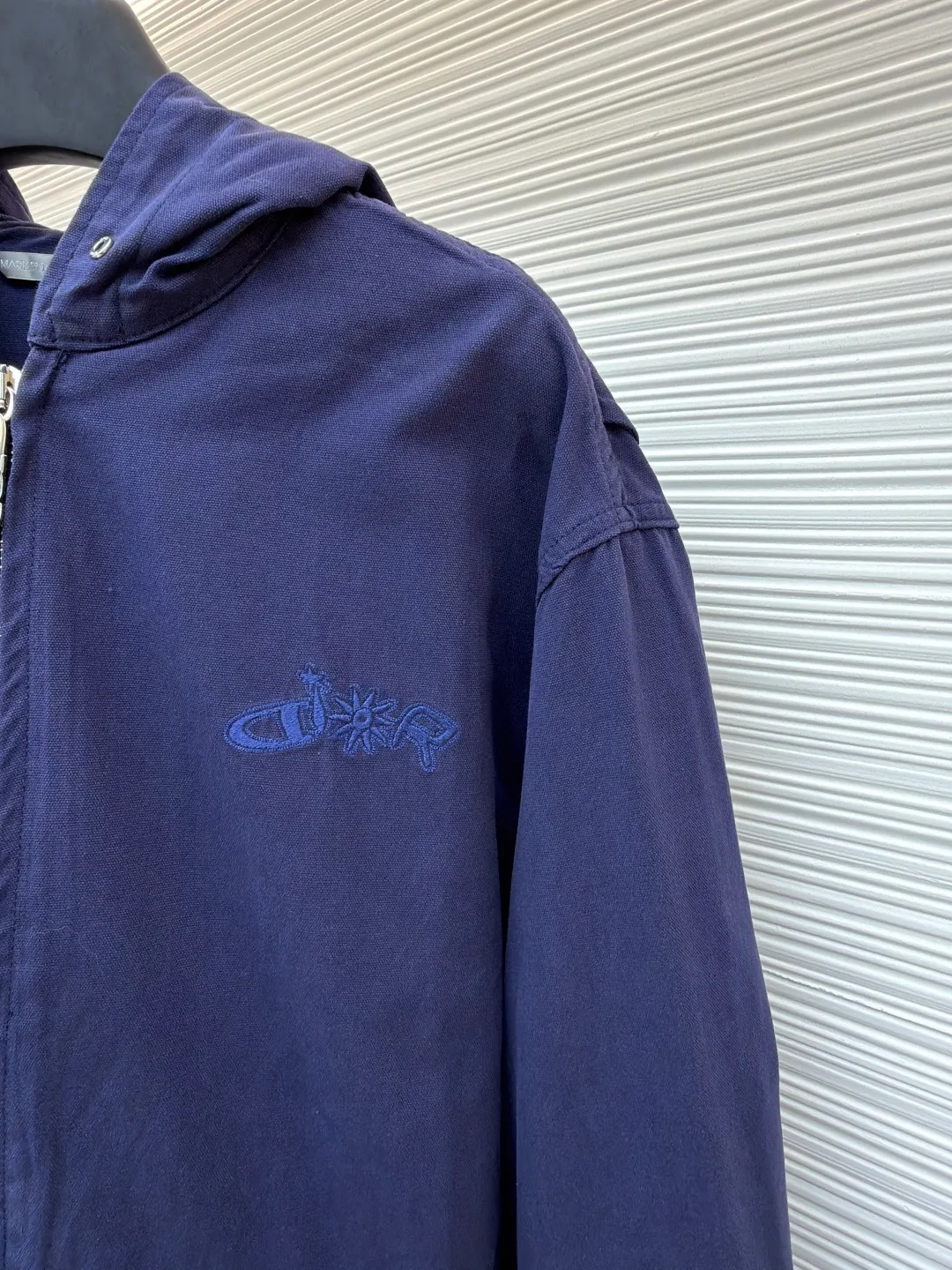 Dior co-branded embroidered zipper jacket ●Original version: Purchased and developed for 21000 ●Item number: 1681167-B35 ●Material: Custom-dyed gray-blue ancient densely woven thick cotton fabric ●Technology: Stone-milled fermentation wash ●Color: blue ●Type: Fitted version ●Weight: about 860g ●Size: 46-48-50-52 ●Description: Custom-dyed gray-blue ancient densely woven thick cotton with excellent texture and comfortable skin fit The realm of gray and blue uses color temperature to reconstruct the aesthetics of speed. From the DIOR AND LEWISHAMILTON joint series. The co-branded password is hidden in the same color embroidery on the chest, forming a micro echo with the background color of the jacket. The hooded design conveys a low-key but unignorable sense of high-end. Let the text become a flowing brand badge. The noble joint brand shows luxury, using imported machine embroidery technology. Use advanced computer control systems and precision mechanical components to realize Dior joint embroidery operations with high precision. Smooth and delicate lines, ergonomic three-dimensional tailoring, return to traditional craftsmanship through segmentation, folding, shrinking, and stretching techniques. The so-called slow work results in fine work, which is the respect for materials and the pursuit of feel. Complex workmanship, tedious, slow aging, high loss, electrolytic dark blue ➕ stone grinding and fermentation washing process. Prioritize the use of electrochemical reactions to change the color of the fabric, and then mix the fabric with abrasives through a grinder and clean it with hot water to achieve a specific washing effect. The overall wiring is straight and delicate, the fabric is comfortable and soft, and the color is consistent without color difference. It can be matched with the same style to create a fashionable look and control various occasions. Customized accessories, complete with three standards, same style for men and women!