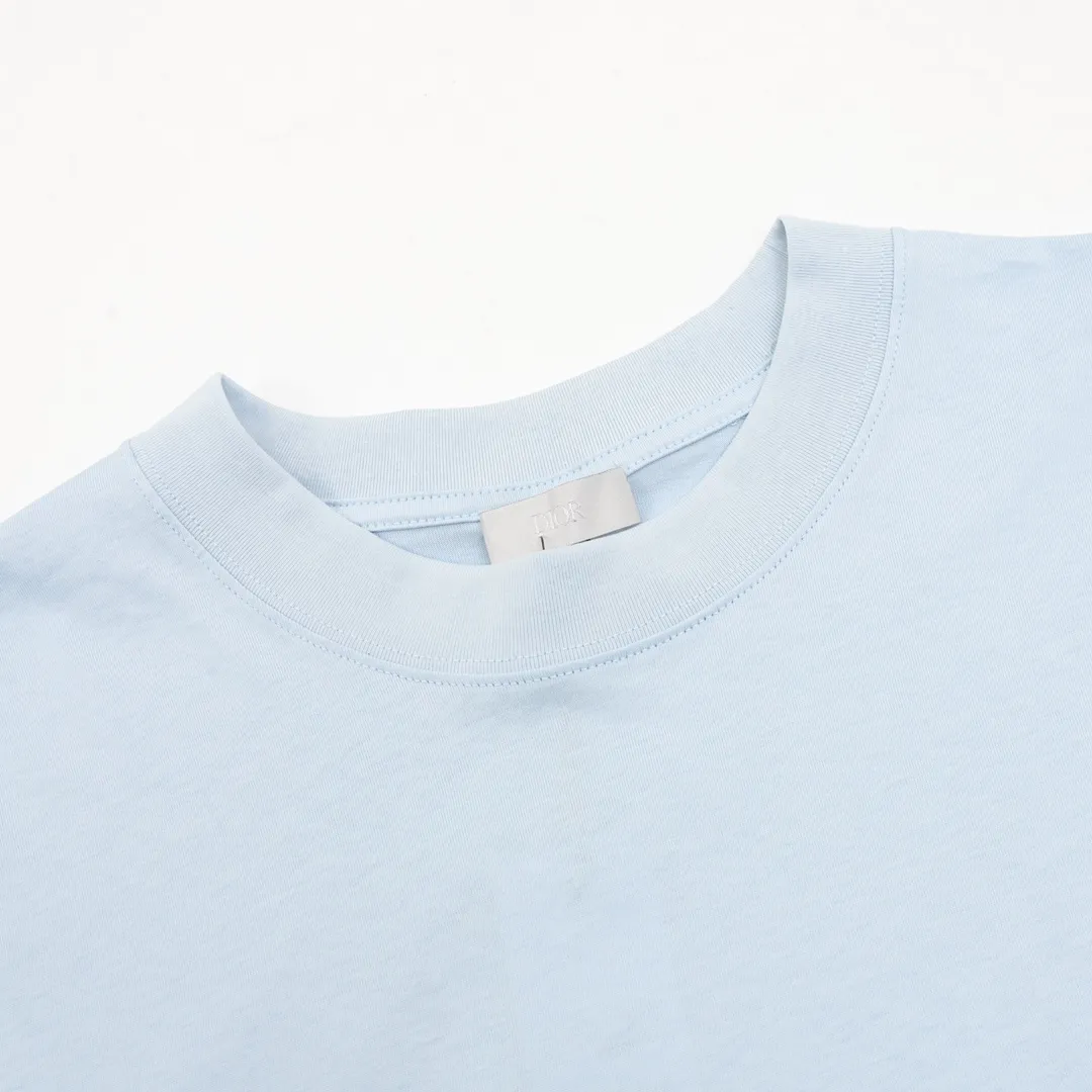 🅿️230 DIOR/Dior botanical painting direct-printed short-sleeved fabric: Made of 32-count double yarn fabric, the fabric is 260 grams after washing, and the Xinjiang cotton custom-woven original fabric has the same weight. Fabric: The thread adopts 1*1 double yarn thread, which is matched with the dyeing in the same vat. Technology: Printing uses digital direct inkjet printing, CANNY direct inkjet printing machine, original 1:1 scan pattern, multi-color matching and multiple printings to achieve the same effect as the original version. This showcases the logo from this season's Dior and Hylton Nel collaboration. Crafted from blue cotton-jersey, it has a classic silhouette with a ribbed crew neck and a contrasting print on the front and back for added style. Relaxed cut, can be worn with sports or. 100% ribbed crew neck with dior and hylton nel print on front and back. Size: XS-L
