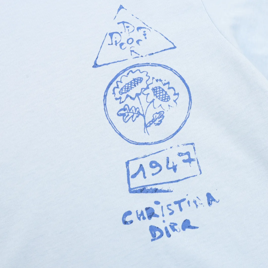 🅿️230 DIOR/Dior botanical painting direct-printed short-sleeved fabric: Made of 32-count double yarn fabric, the fabric is 260 grams after washing, and the Xinjiang cotton custom-woven original fabric has the same weight. Fabric: The thread adopts 1*1 double yarn thread, which is matched with the dyeing in the same vat. Technology: Printing uses digital direct inkjet printing, CANNY direct inkjet printing machine, original 1:1 scan pattern, multi-color matching and multiple printings to achieve the same effect as the original version. This showcases the logo from this season's Dior and Hylton Nel collaboration. Crafted from blue cotton-jersey, it has a classic silhouette with a ribbed crew neck and a contrasting print on the front and back for added style. Relaxed cut, can be worn with sports or. 100% ribbed crew neck with dior and hylton nel print on front and back. Size: XS-L