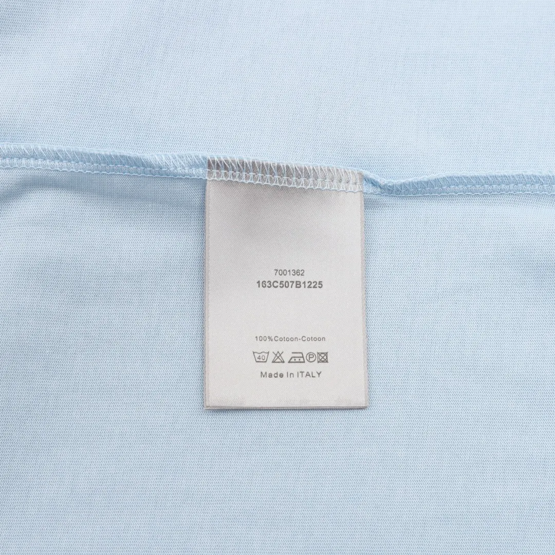 🅿️230 DIOR/Dior botanical painting direct-printed short-sleeved fabric: Made of 32-count double yarn fabric, the fabric is 260 grams after washing, and the Xinjiang cotton custom-woven original fabric has the same weight. Fabric: The thread adopts 1*1 double yarn thread, which is matched with the dyeing in the same vat. Technology: Printing uses digital direct inkjet printing, CANNY direct inkjet printing machine, original 1:1 scan pattern, multi-color matching and multiple printings to achieve the same effect as the original version. This showcases the logo from this season's Dior and Hylton Nel collaboration. Crafted from blue cotton-jersey, it has a classic silhouette with a ribbed crew neck and a contrasting print on the front and back for added style. Relaxed cut, can be worn with sports or. 100% ribbed crew neck with dior and hylton nel print on front and back. Size: XS-L